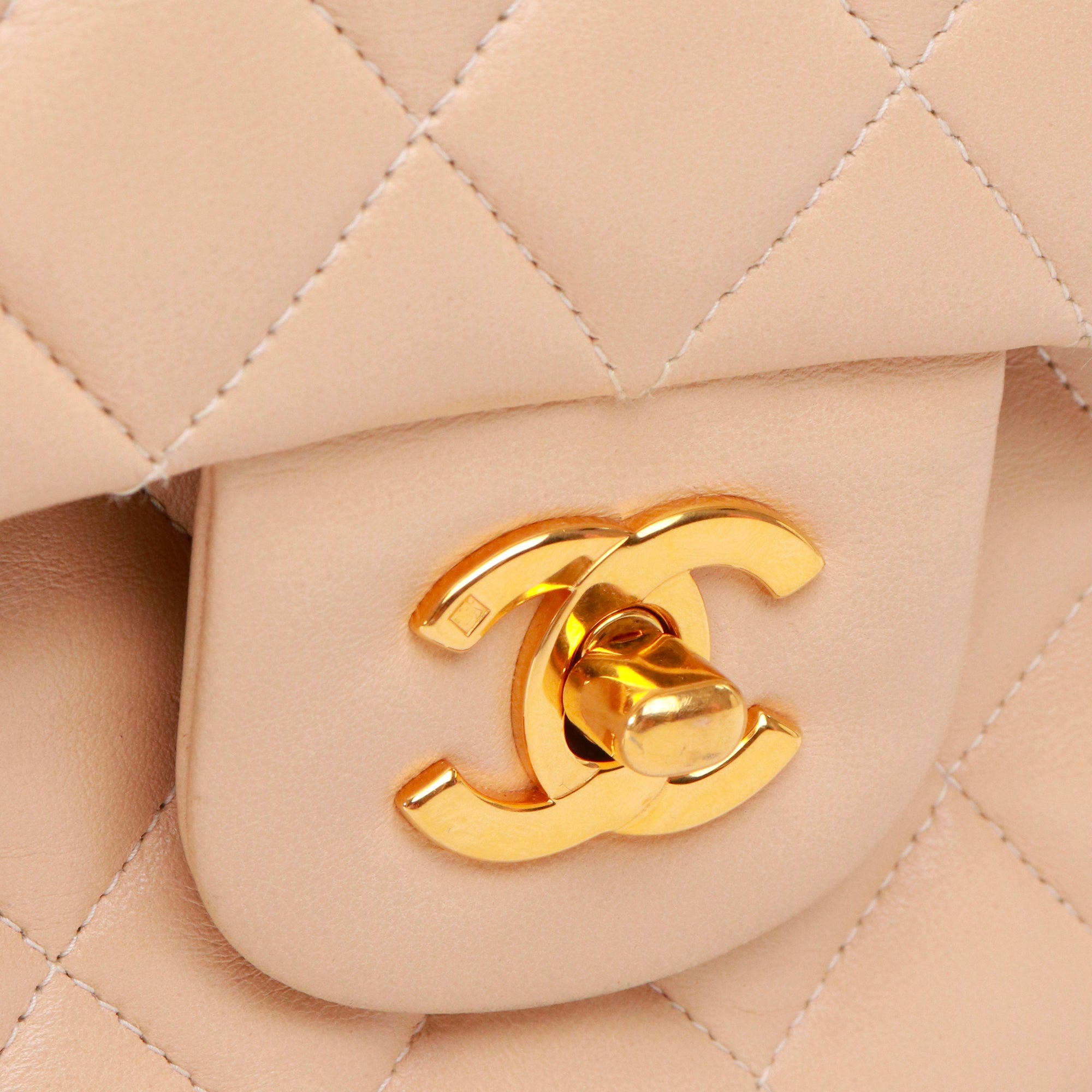 CHANEL - Sac à main Timeless 25 double flap Chanel en cuir matelassé beige vintage