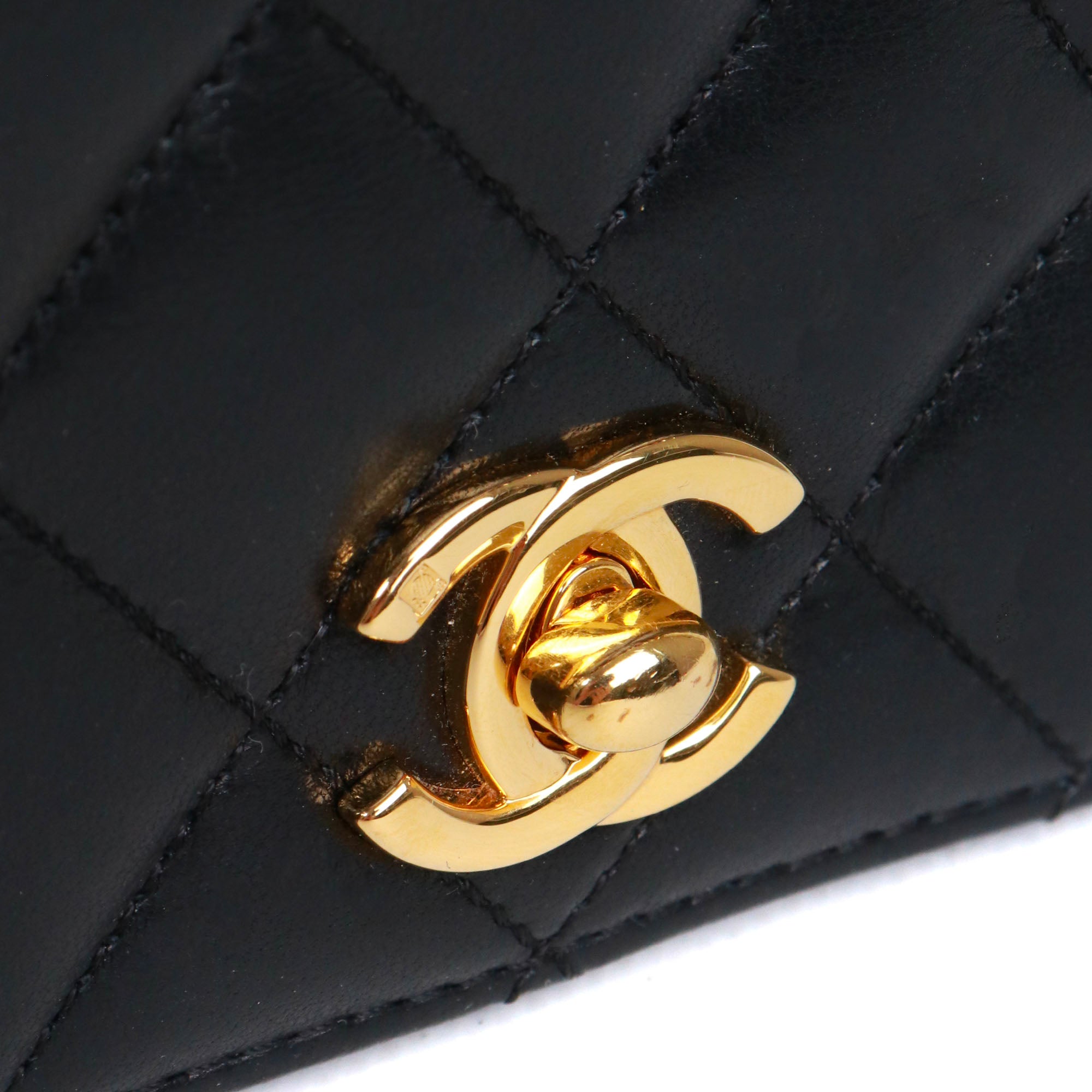 CHANEL - Sac à bandoulière Mademoiselle vintage Chanel en cuir matelassé noir
