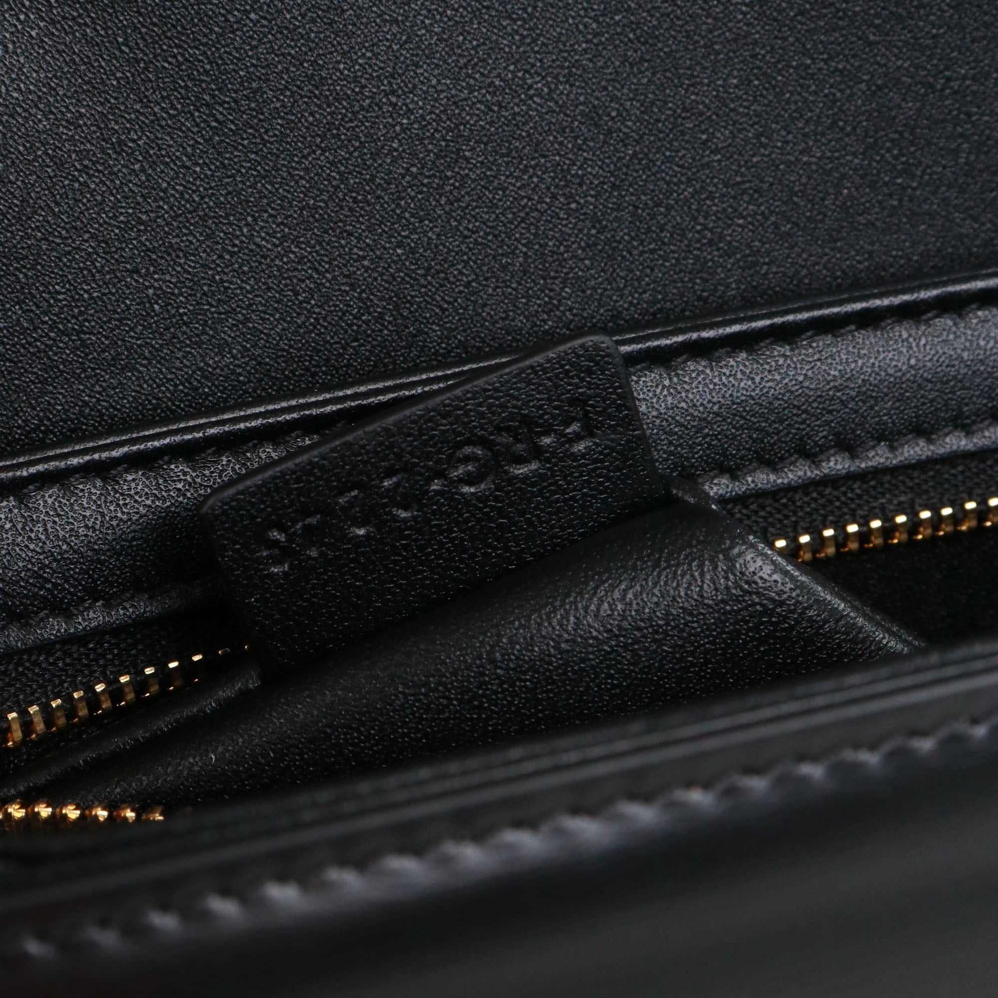 CELINE - Sac à bandoulière Triomphe teen Celine en cuir box noir