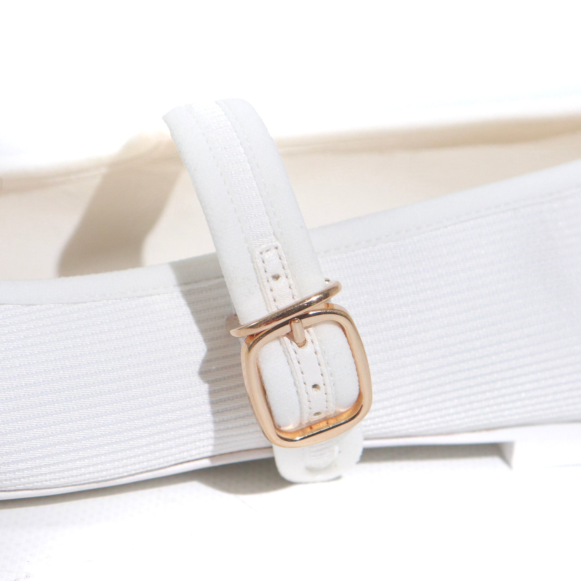 CHANEL - Ballerines Mary Janes en toile blanche (T38)