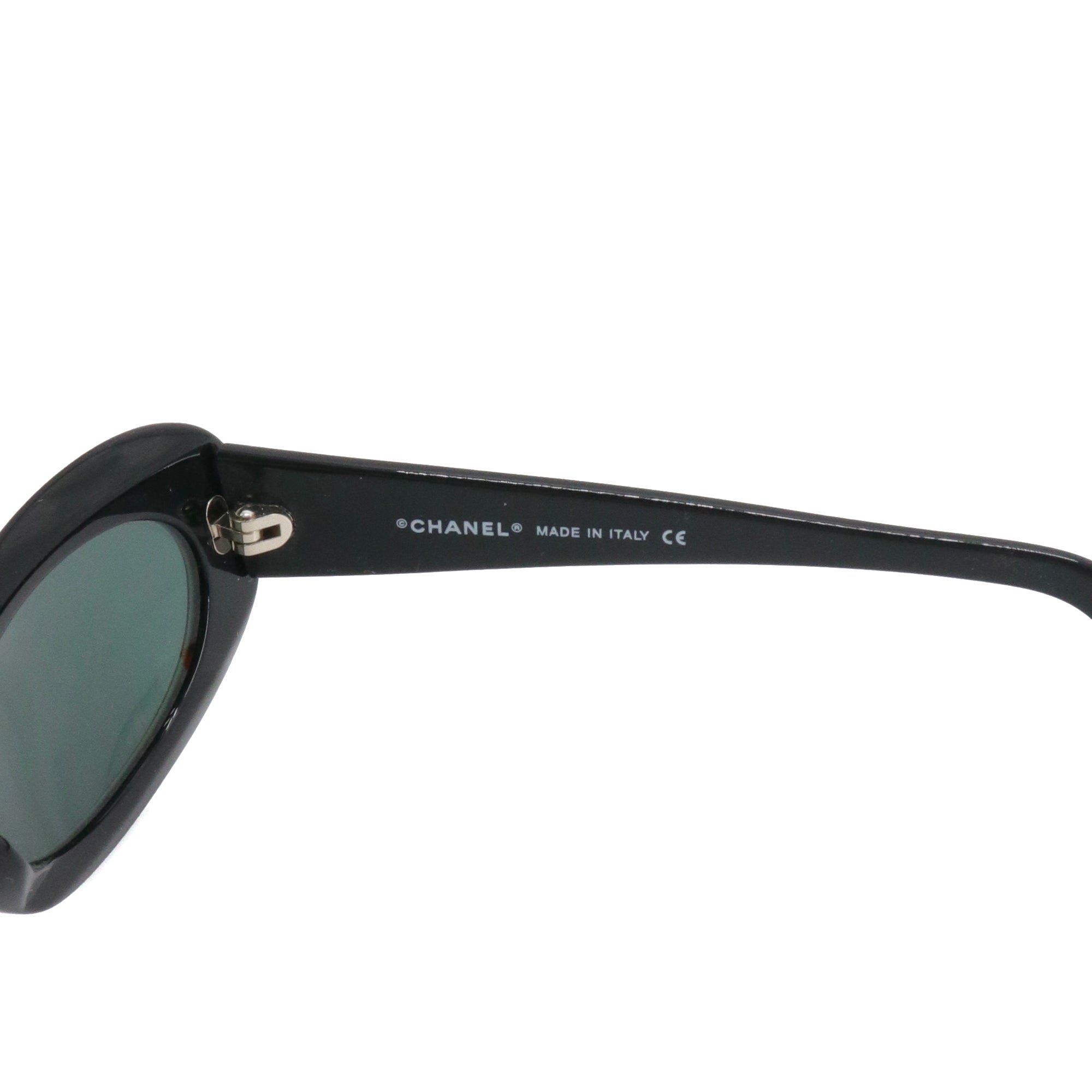 CHANEL - Lunettes de soleil Chanel en plastique noir et blanc vintage