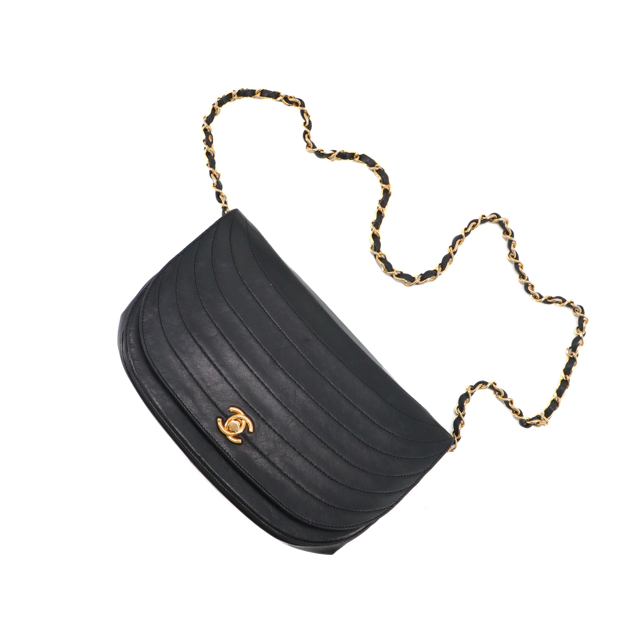 CHANEL - Sac à bandoulière Demi Lune Chanel en cuir noir vintage