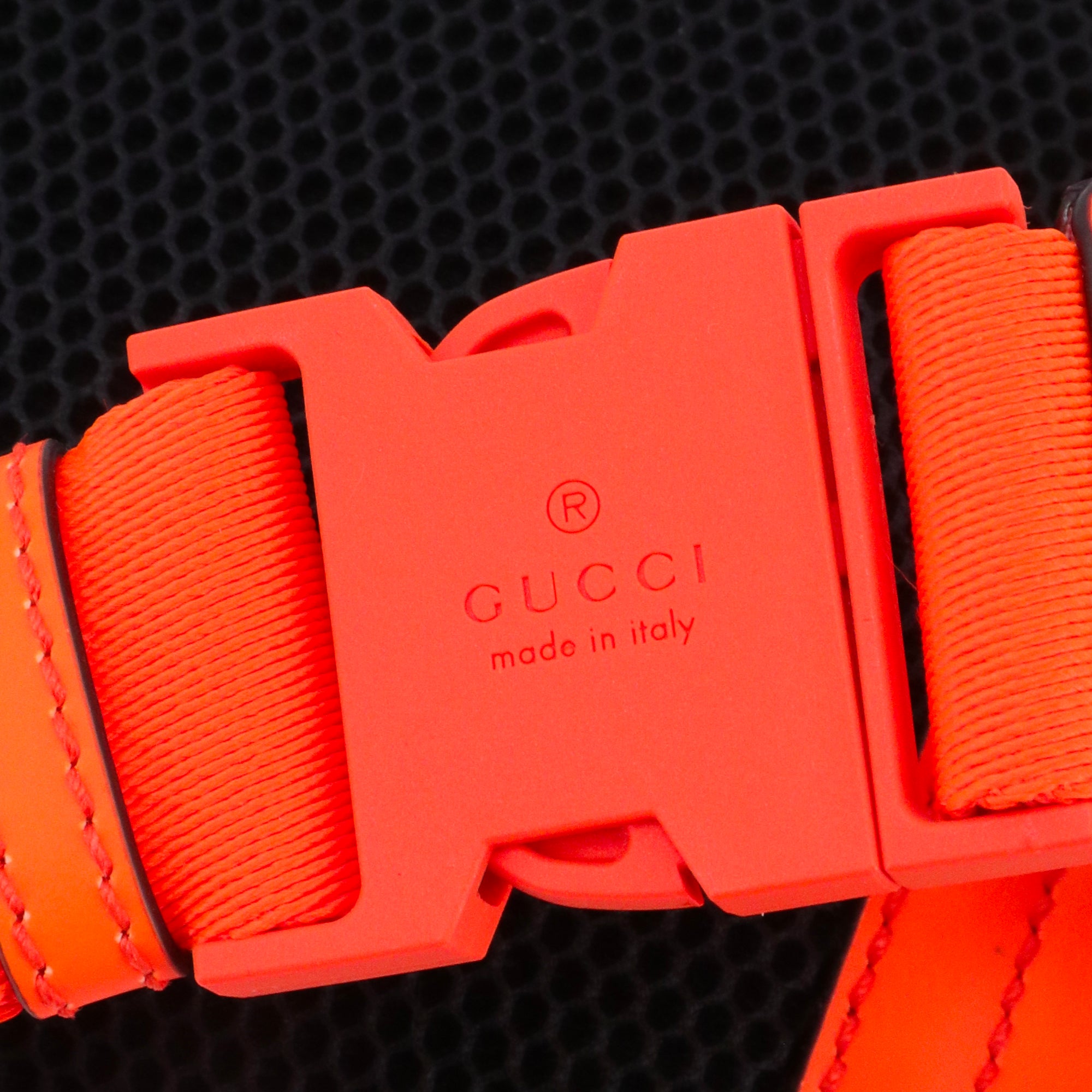 GUCCI - Sac ceinture PM Gucci en cuir effet caoutchouc orange fluo