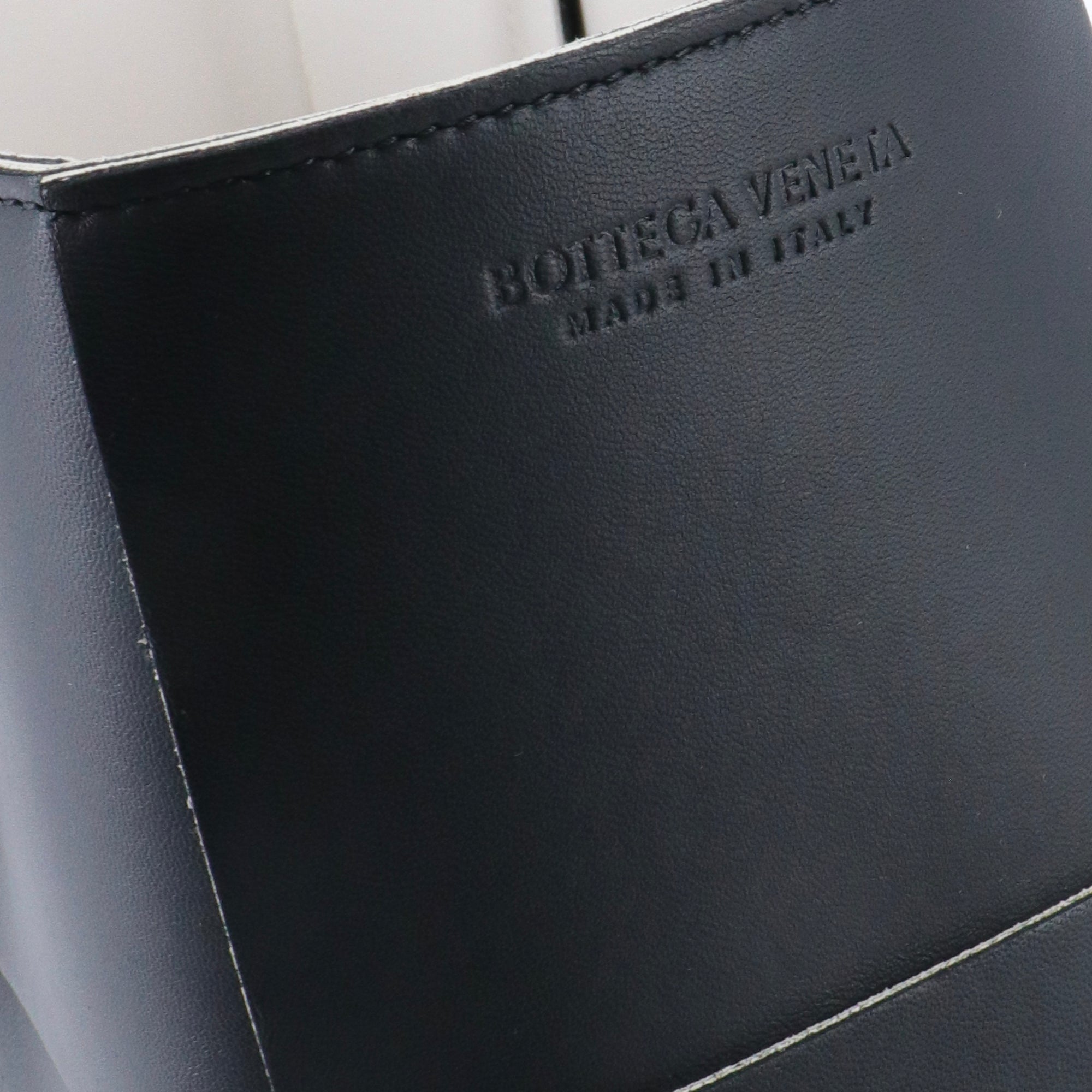 BOTTEGA VENETA - Bottega Veneta Arco PM handbag in black intrecciato leather