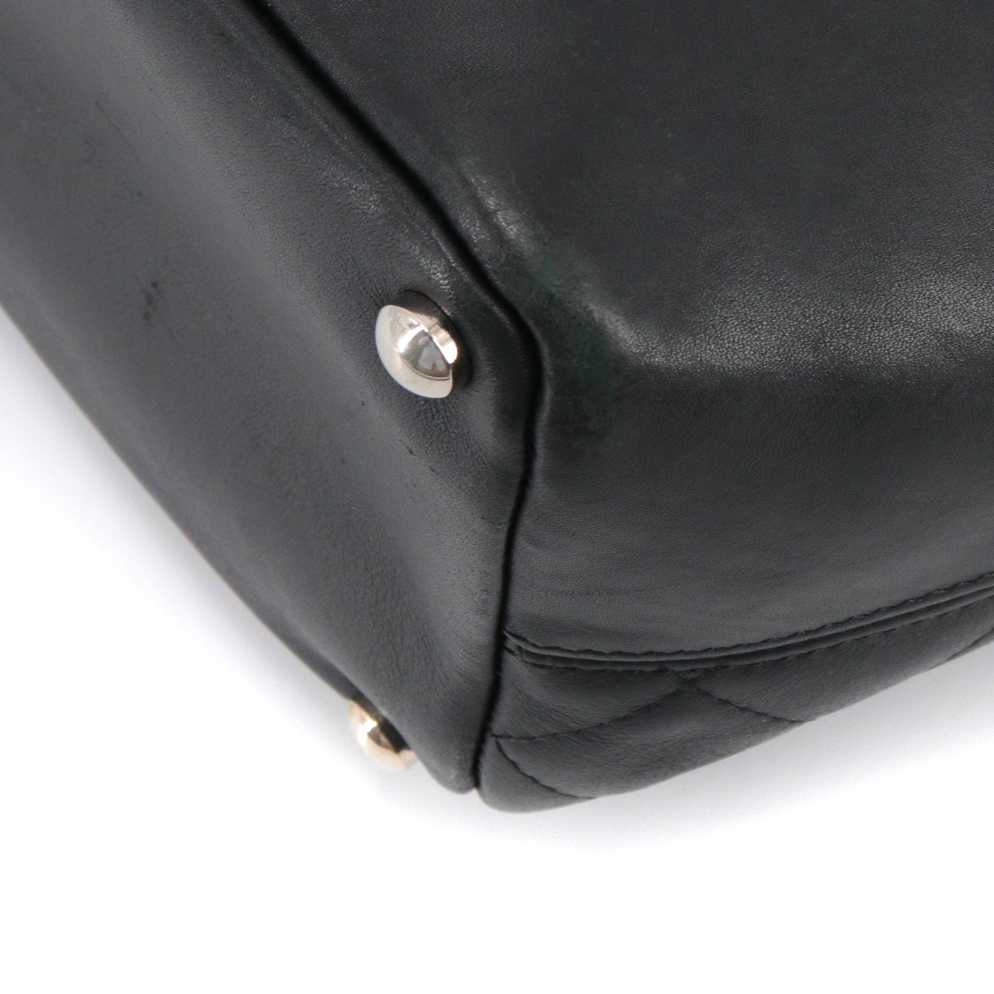 CHANEL - Sac à main Cambon Chanel en cuir matelassé noir