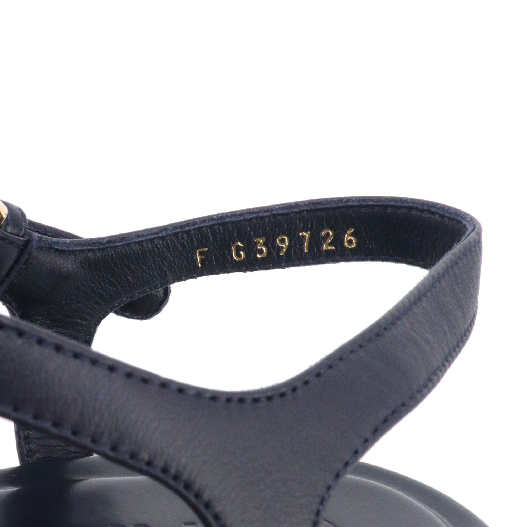 CHANEL - Sandales CC Chanel en cuir bleu marine (T37,5)