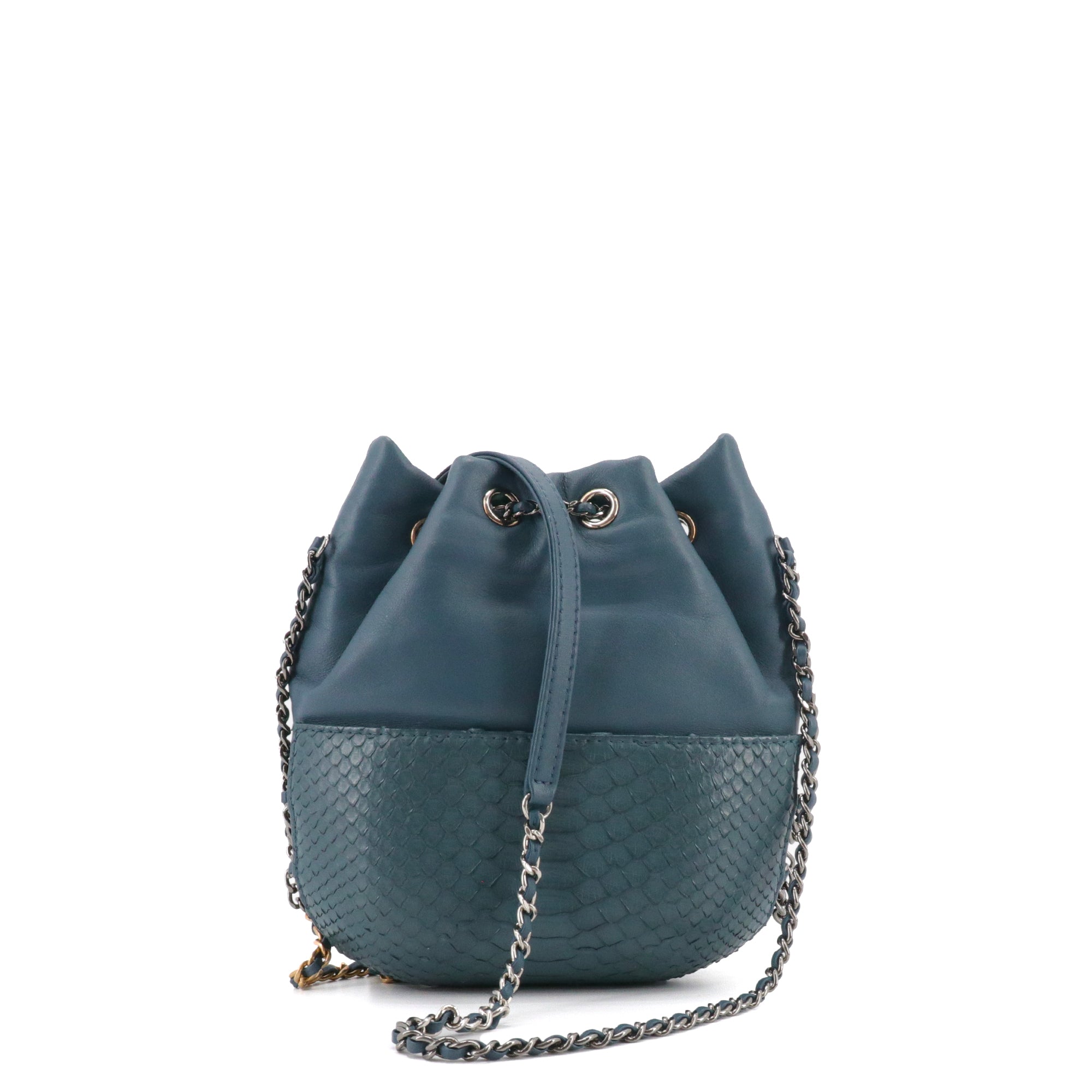 CHANEL - Sac à bandoulière Gabrielle Bucket Chanel en cuir lisse et exotique bleu