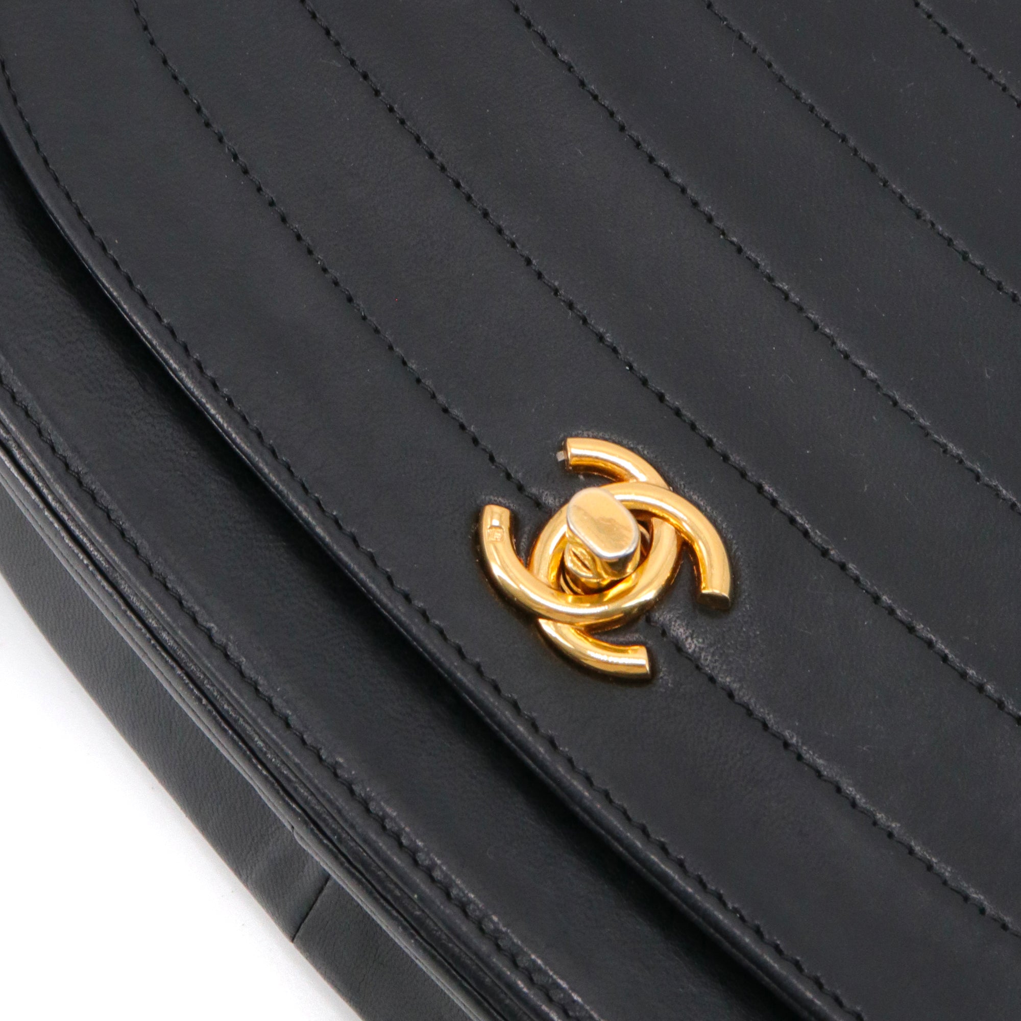 CHANEL - Sac à bandoulière Demi Lune Chanel en cuir noir vintage
