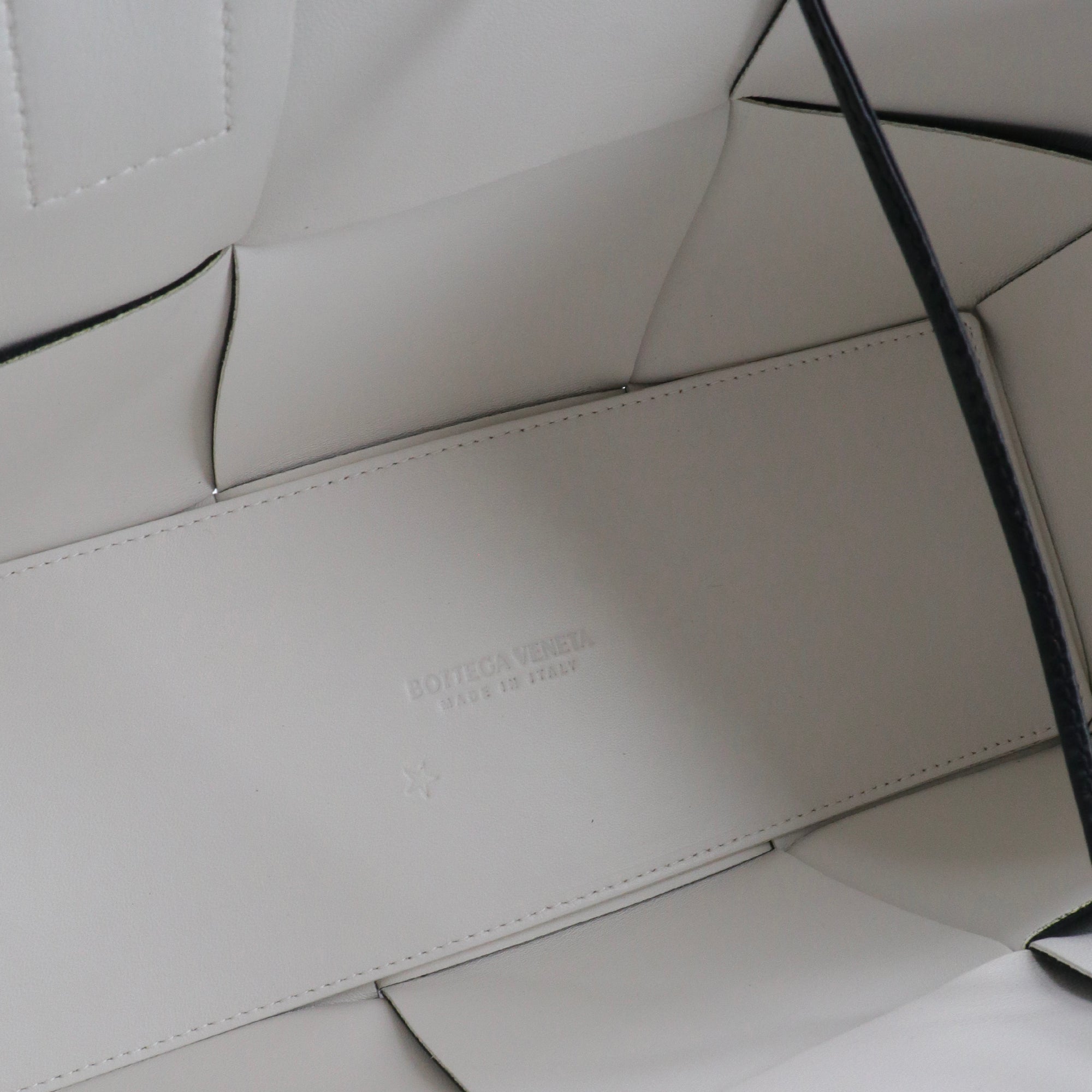 BOTTEGA VENETA - Bottega Veneta Arco PM handbag in black intrecciato leather