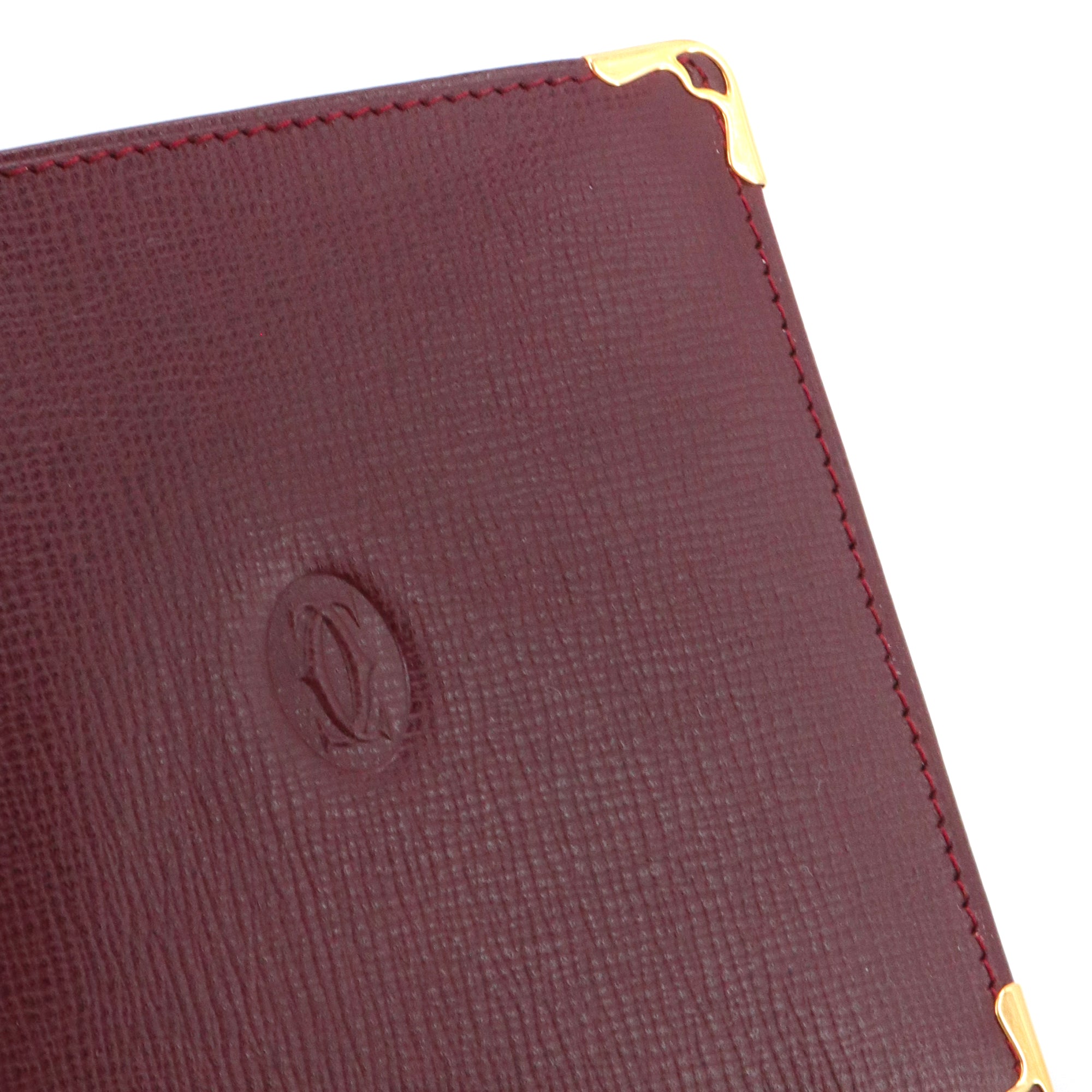 CARTIER - Portefeuille Multiple Must Cartier en cuir grainé bordeaux