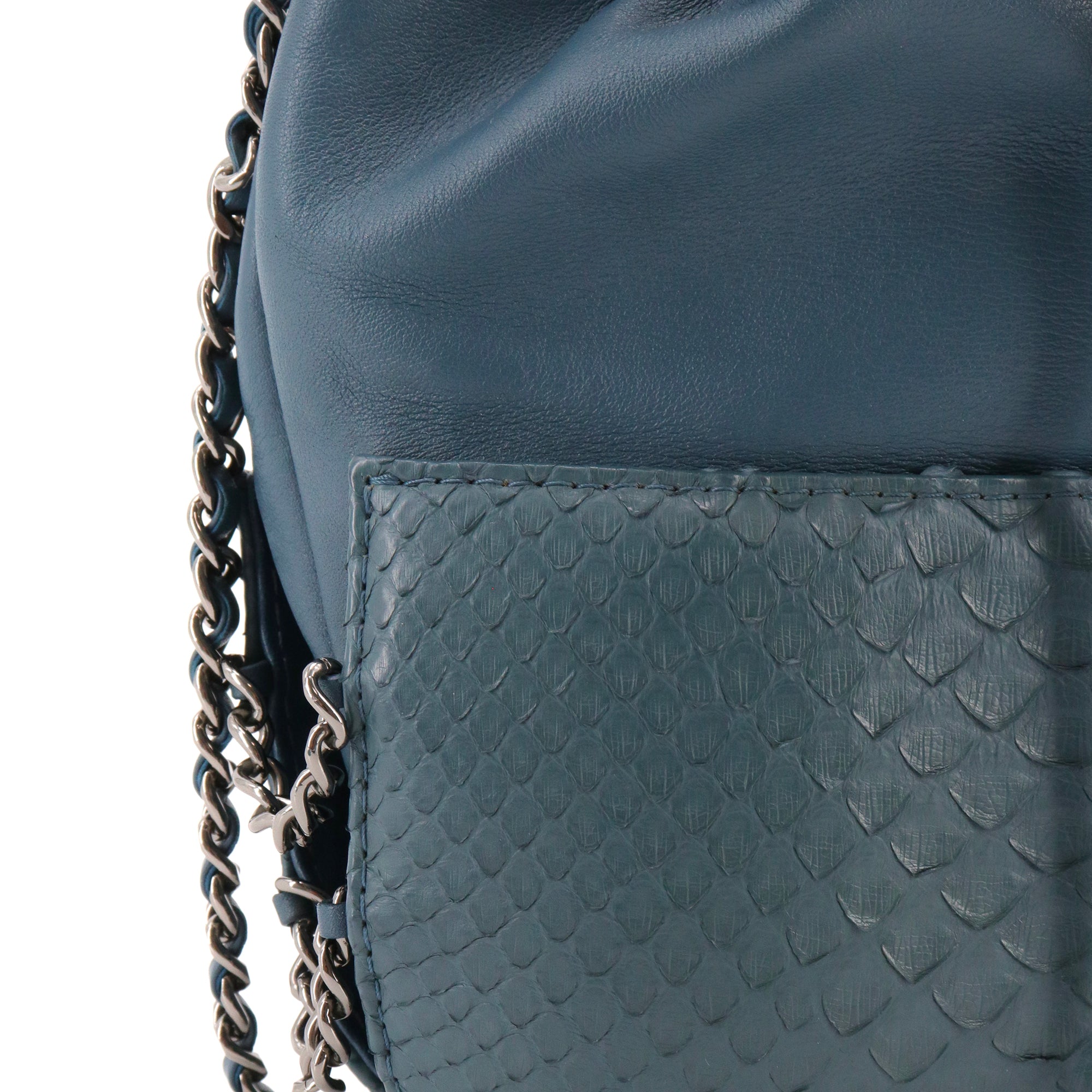 CHANEL - Sac à bandoulière Gabrielle Bucket Chanel en cuir lisse et exotique bleu