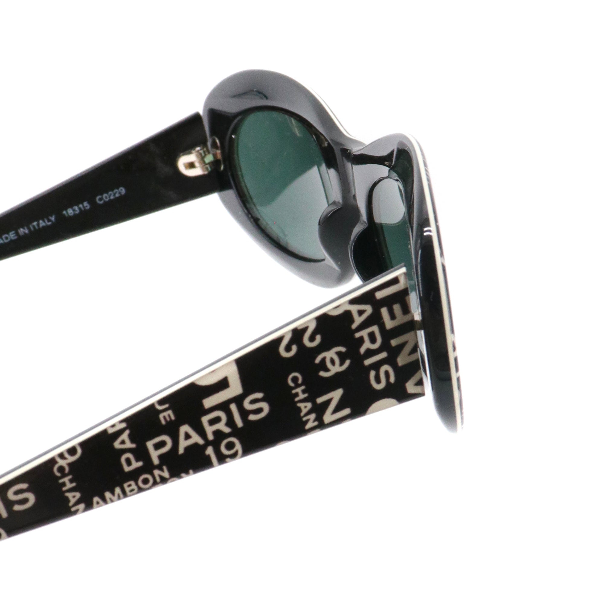 CHANEL - Lunettes de soleil Chanel en plastique noir et blanc vintage