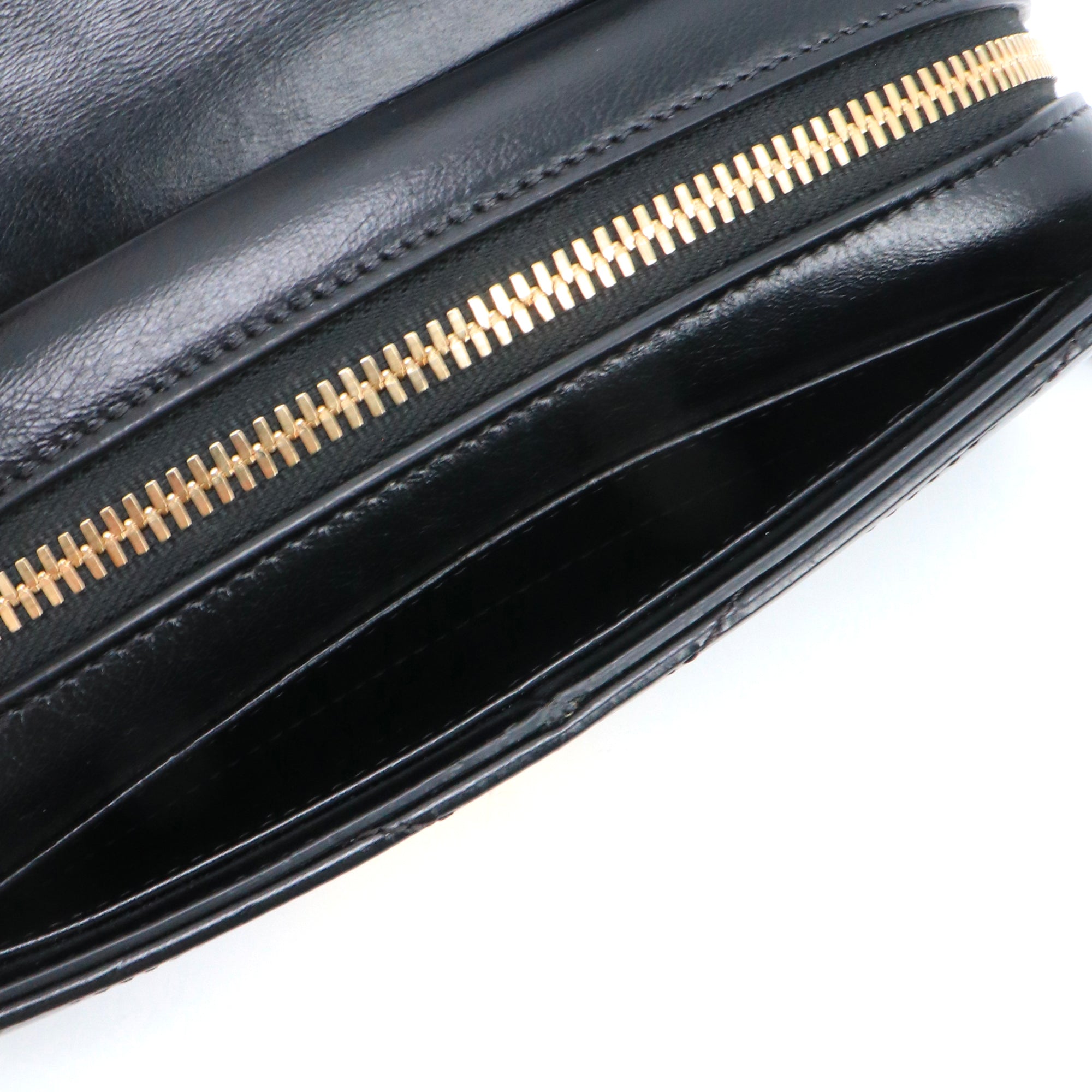 CHANEL - Sac à bandoulière Médaille Chanel en cuir chevron noir