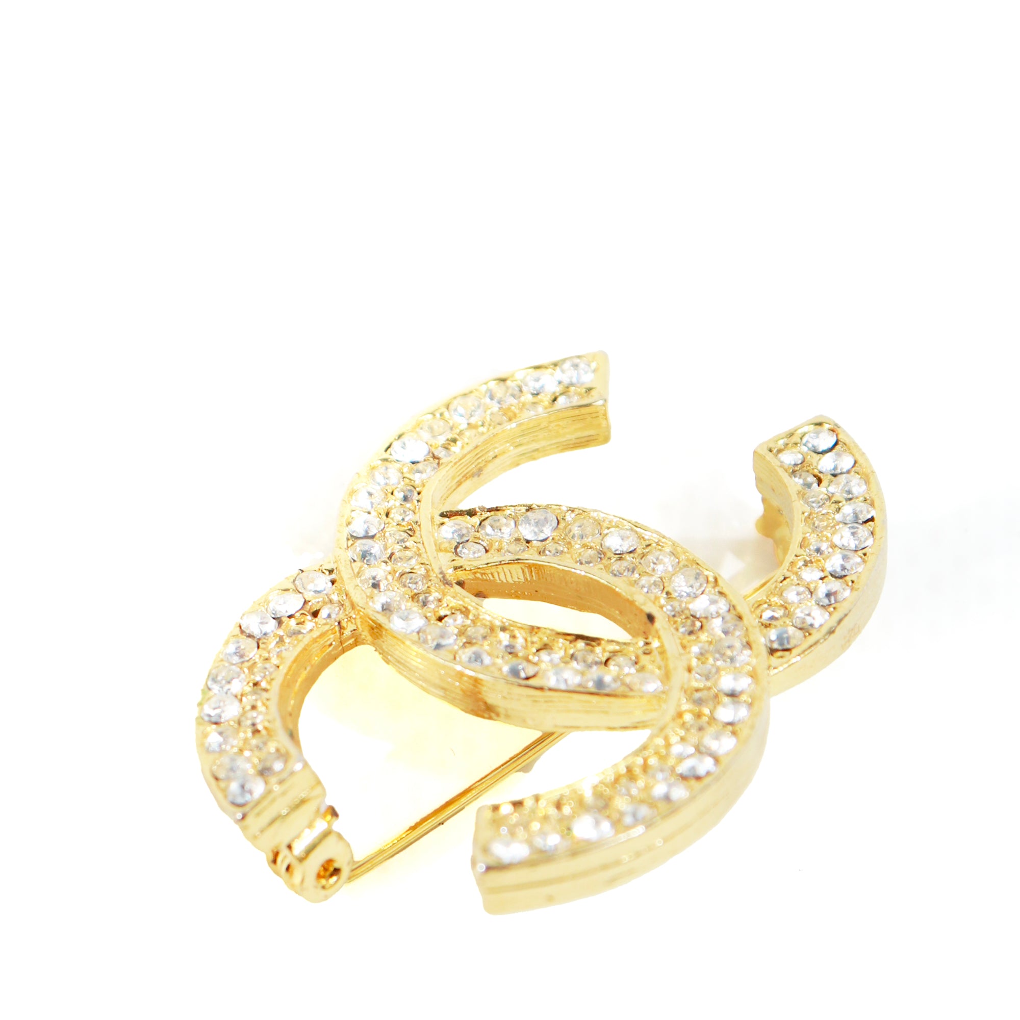 CHANEL - Broche CC en métal doré et strass vintage