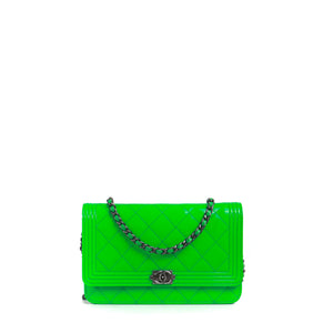 CHANEL - Sac à bandoulière Wallet On Chain Boy Chanel en cuir verni vert fluo