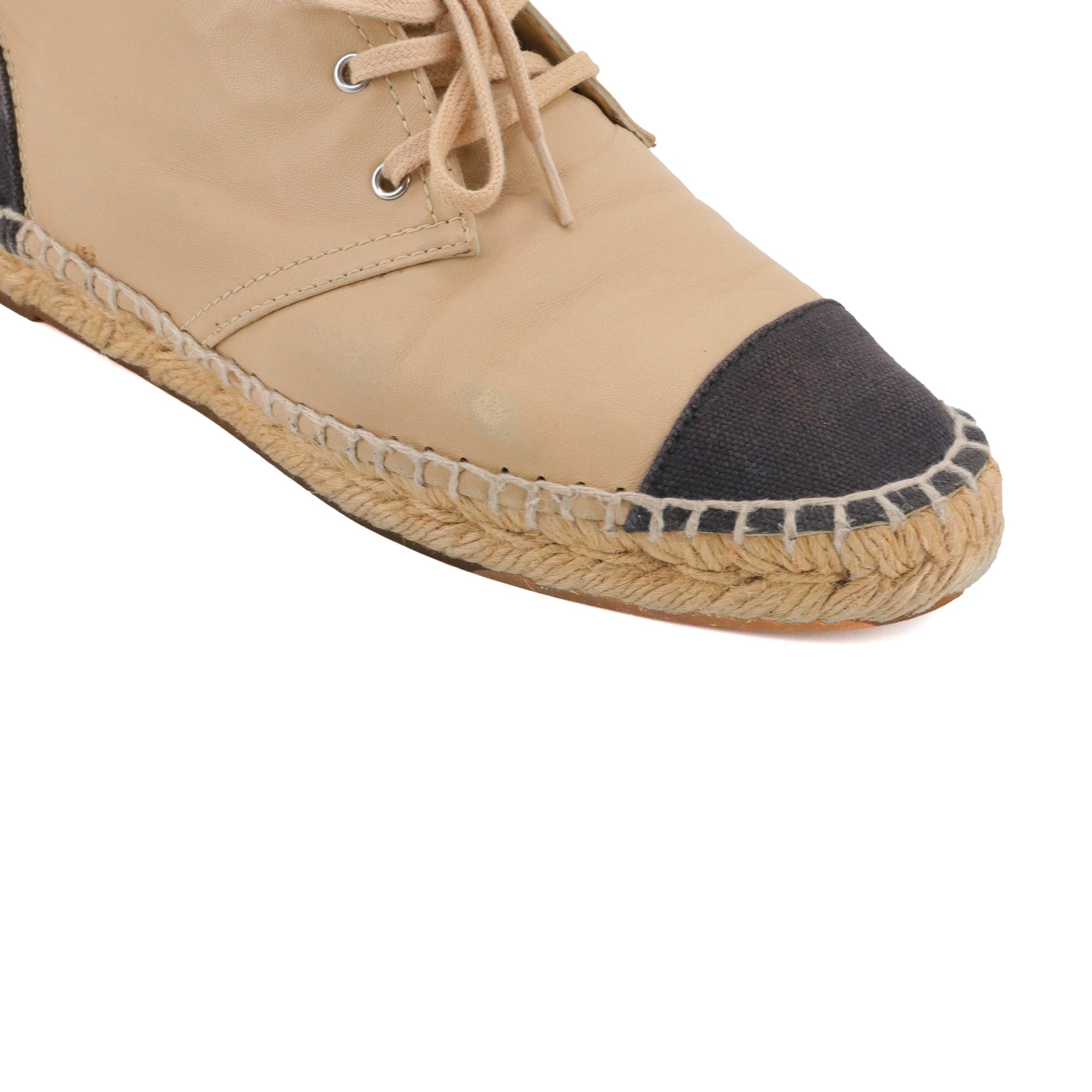 CHANEL - Espadrilles à lacets Chanel en cuir beige et toile noire (T37)