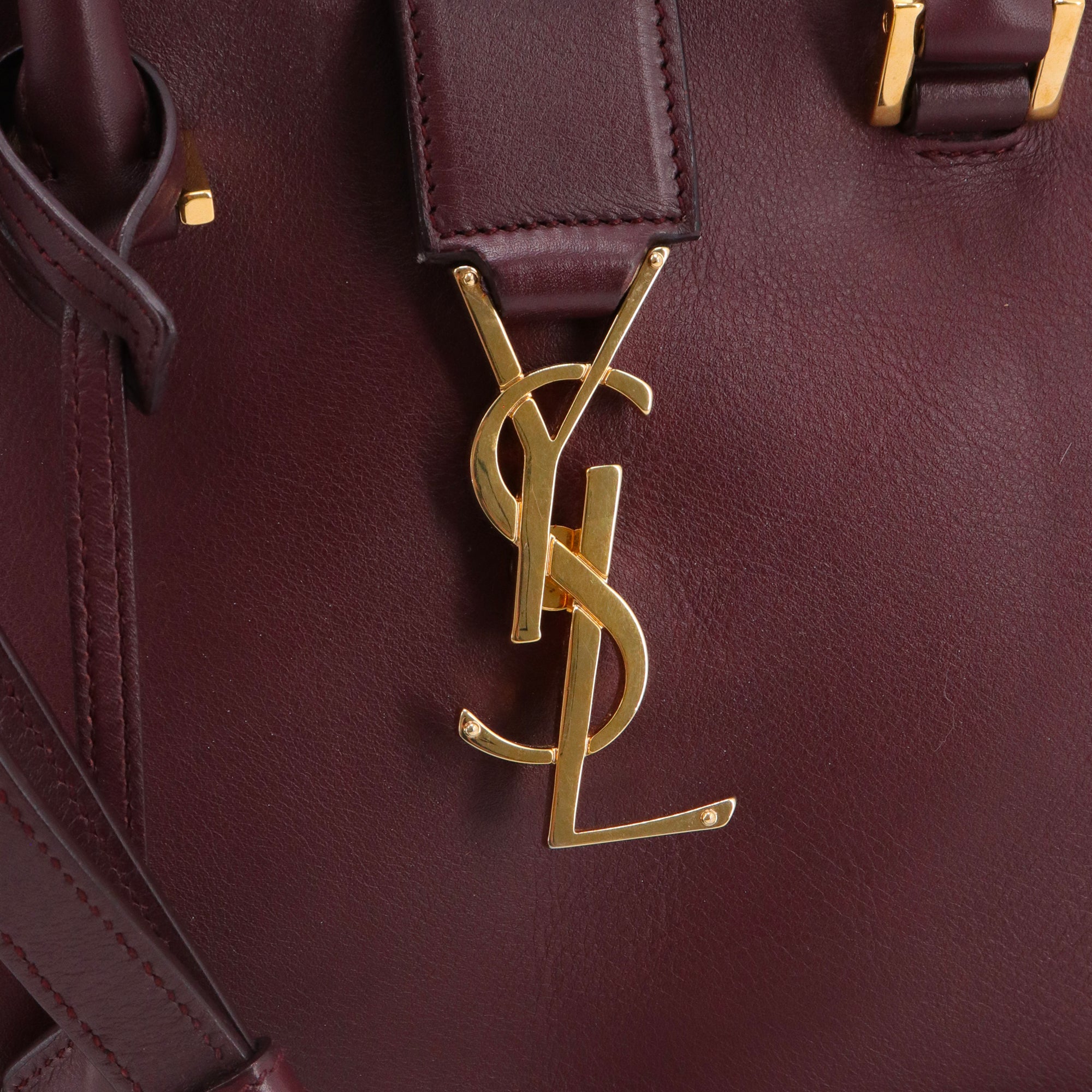 SAINT LAURENT - Sac à bandoulière Cabas Monogram Saint Laurent en cuir bordeaux