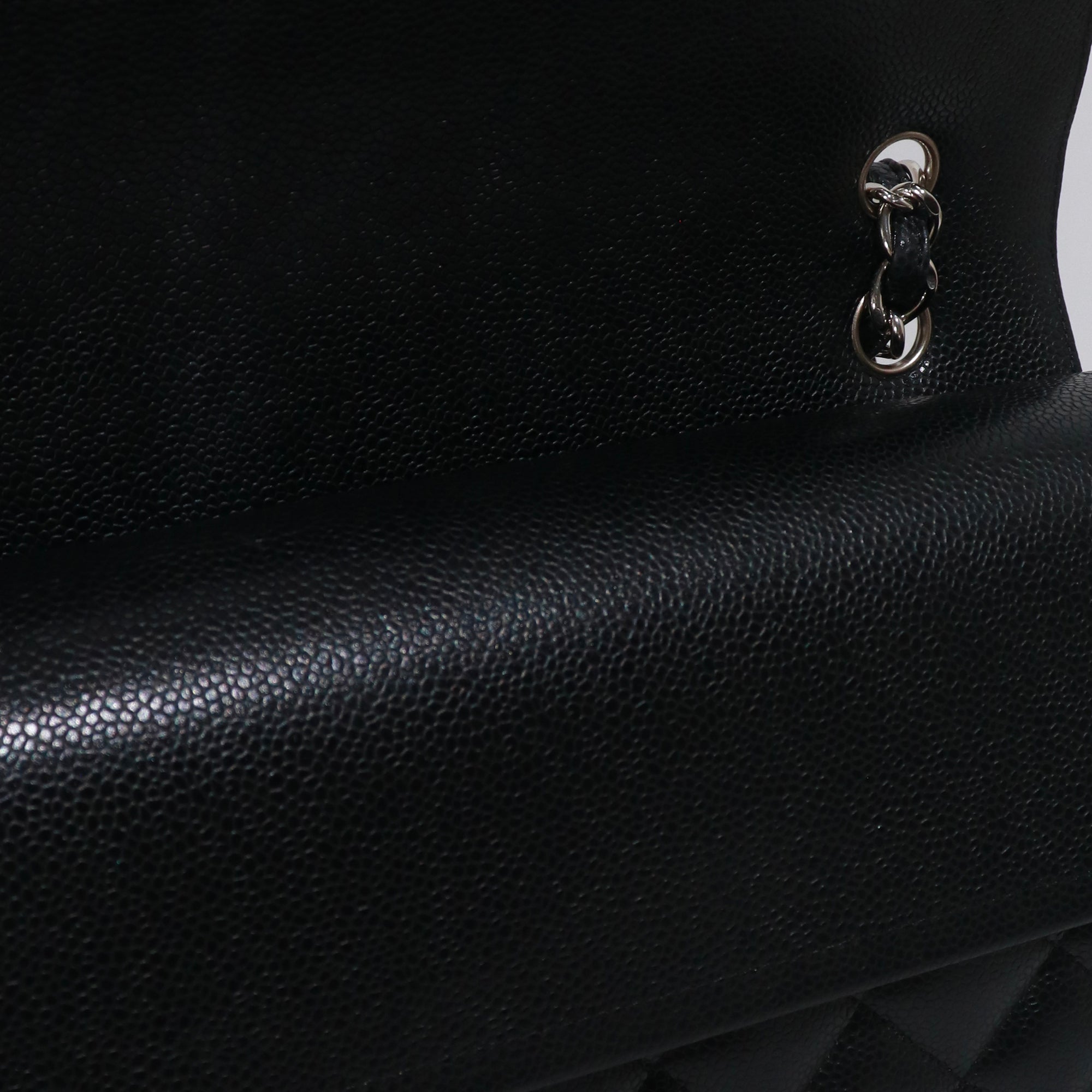 CHANEL - Sac à bandoulière Timeless Maxi Jumbo double flap en cuir caviar noir