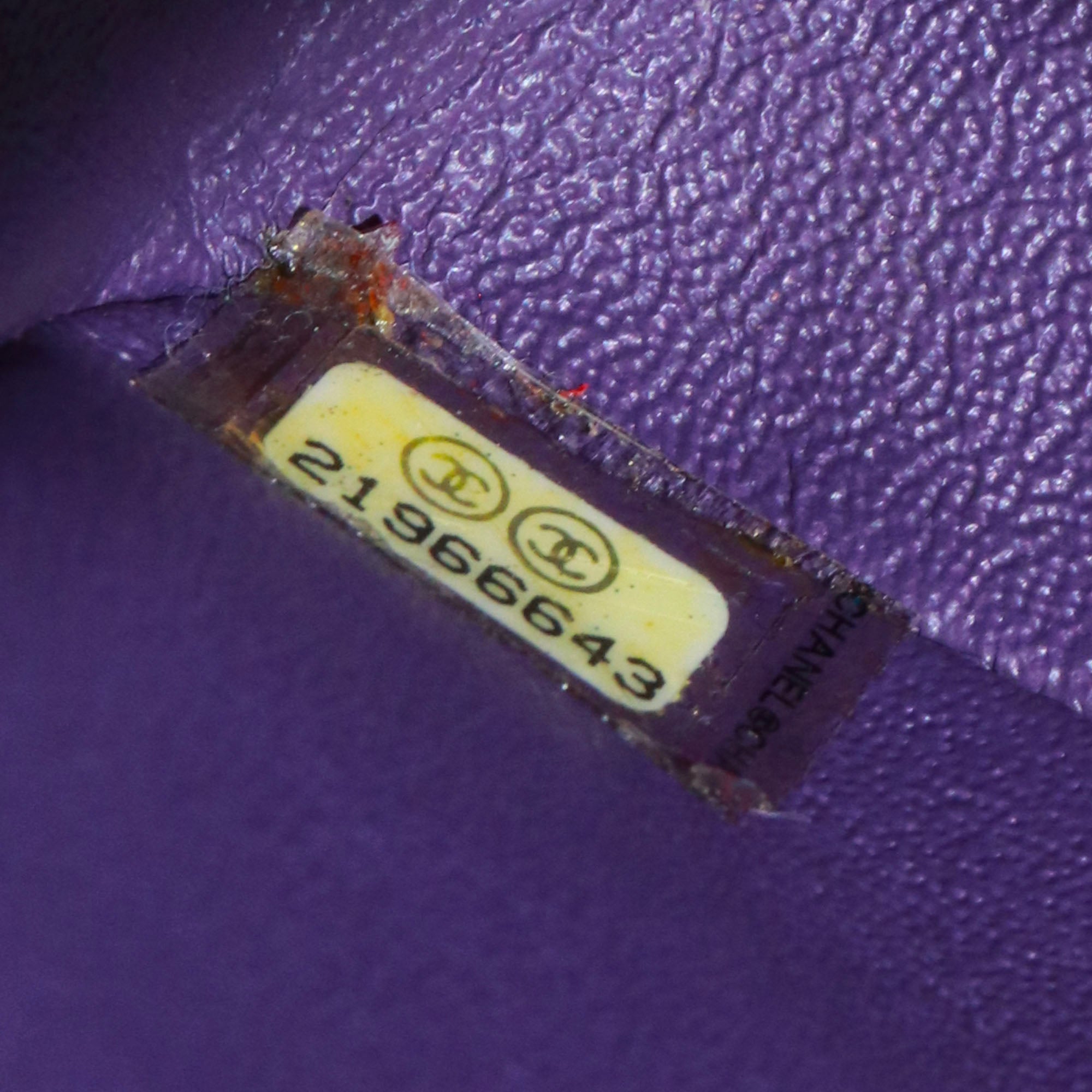 CHANEL - Sac à bandoulière Classique/Timeless Chanel mini rectangle en cuir violet