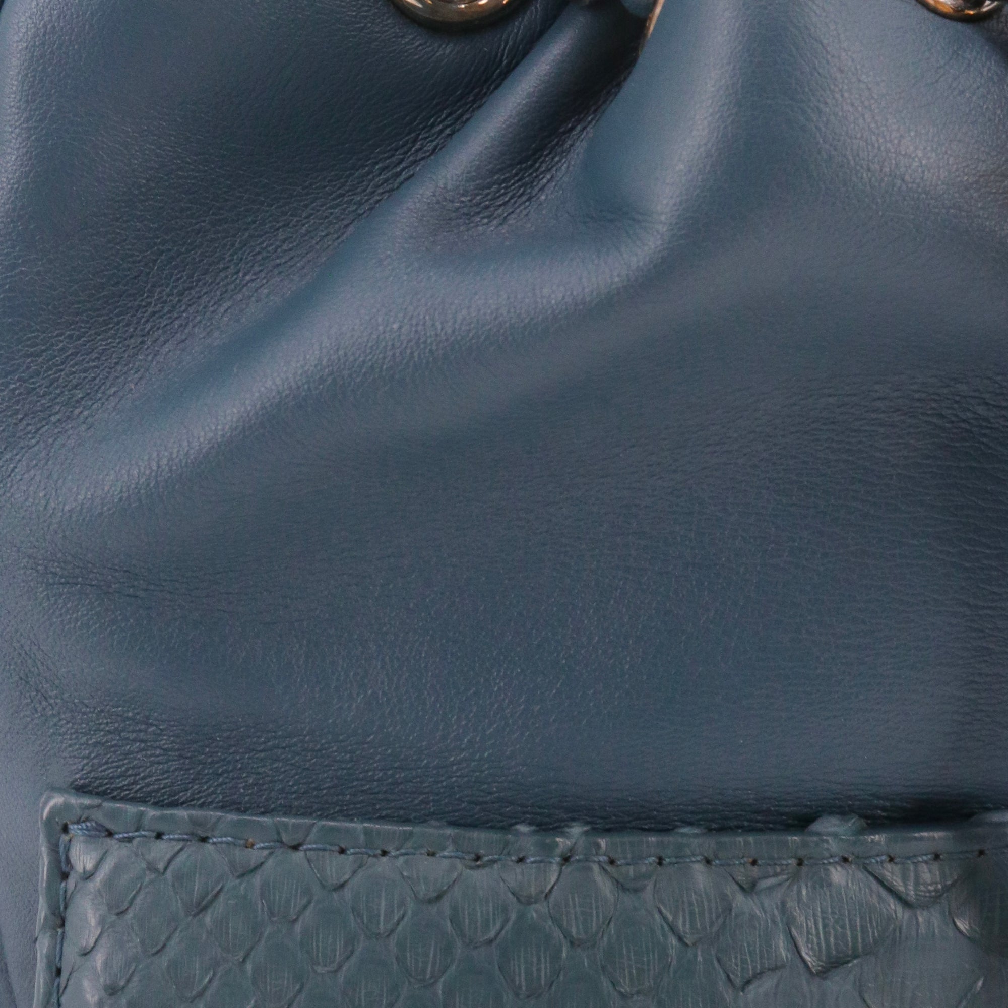 CHANEL - Sac à bandoulière Gabrielle Bucket Chanel en cuir lisse et exotique bleu