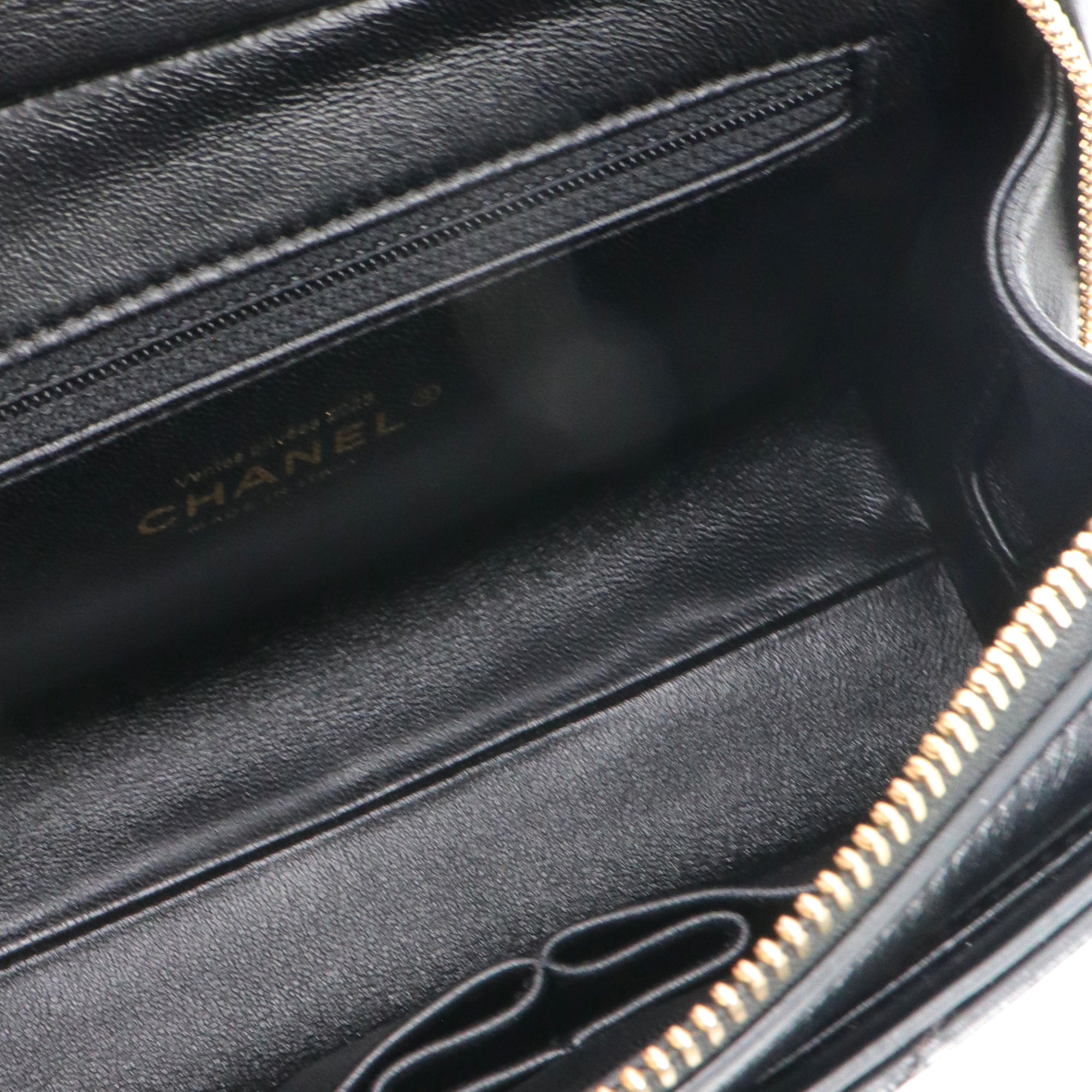 CHANEL - Sac à bandoulière Médaille Chanel en cuir chevron noir