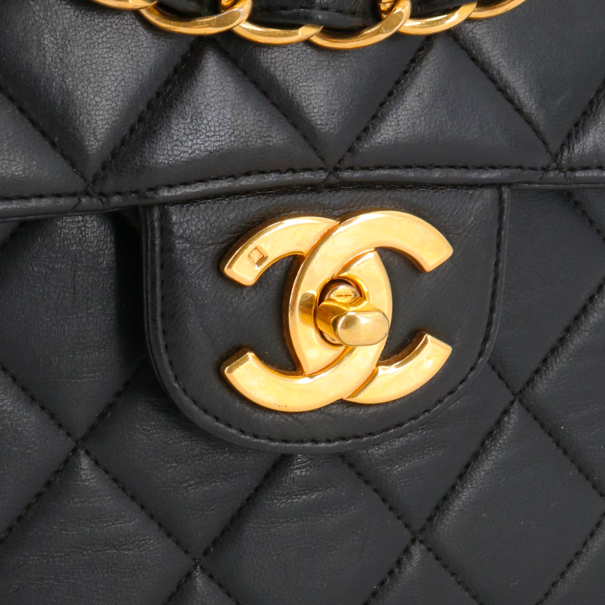 CHANEL - Sac à bandoulière Classique/Timeless Jumbo Chanel en cuir lisse noir vintage