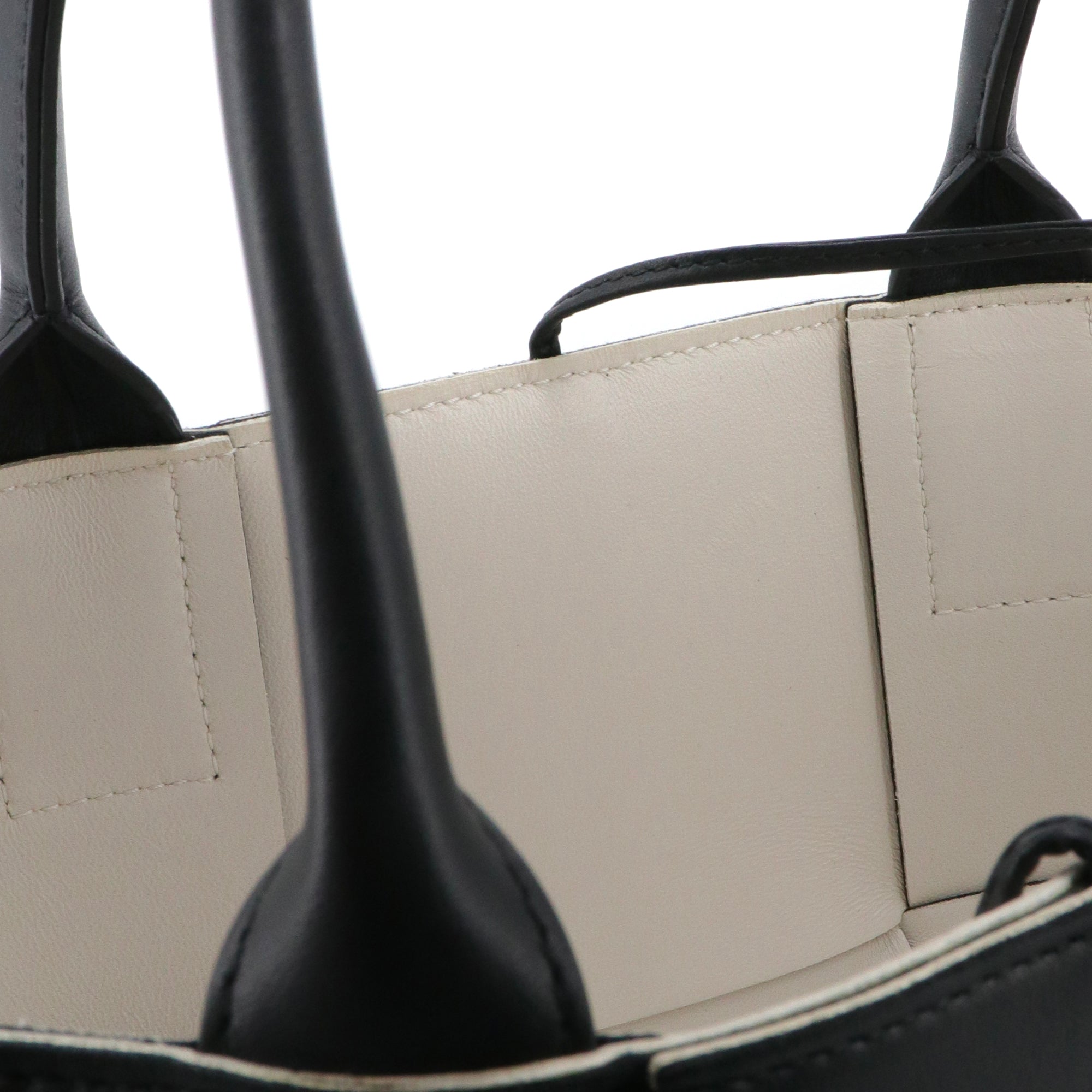 BOTTEGA VENETA - Bottega Veneta Arco PM handbag in black intrecciato leather