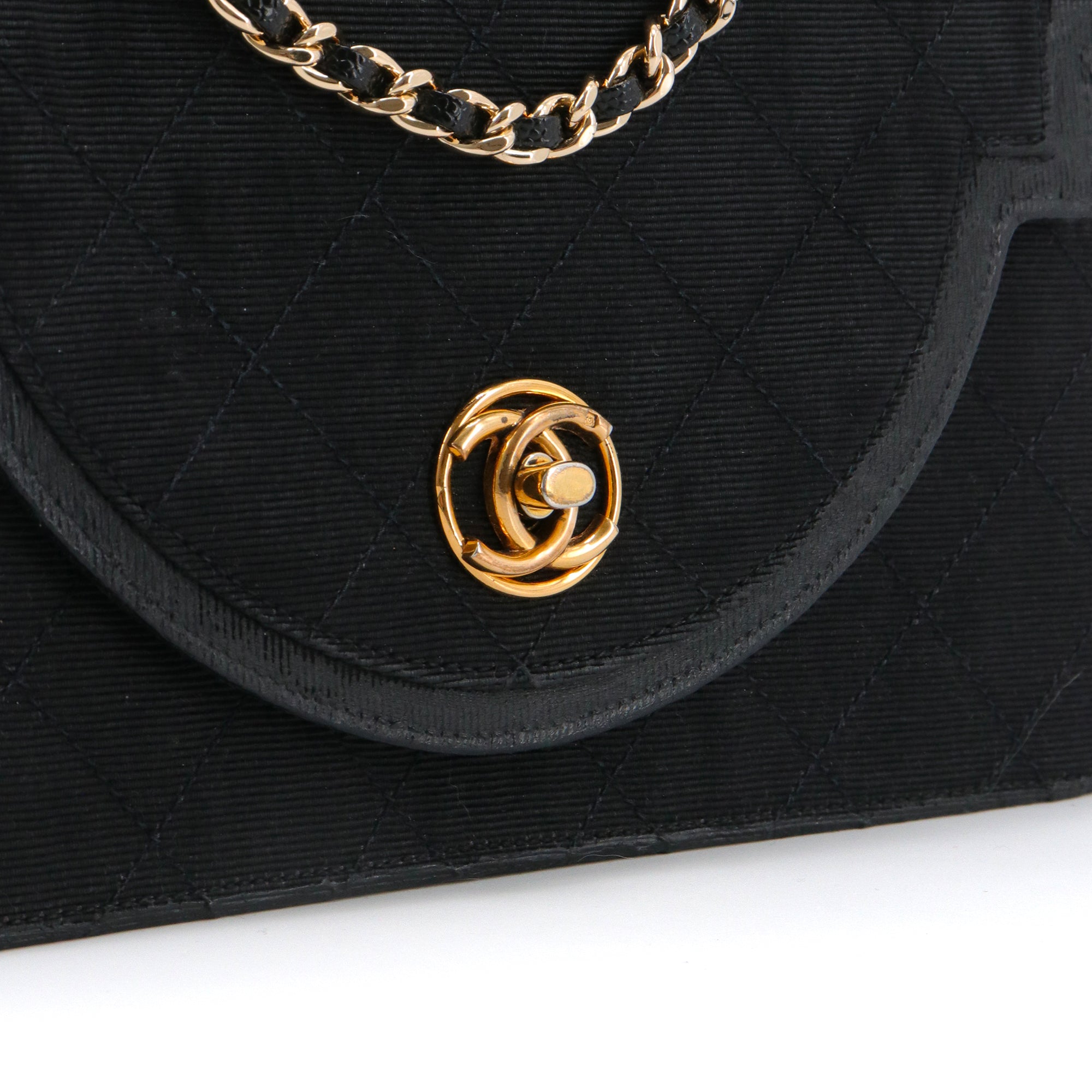 CHANEL - Sac à bandoulière vintage Chanel en toile noire vintage