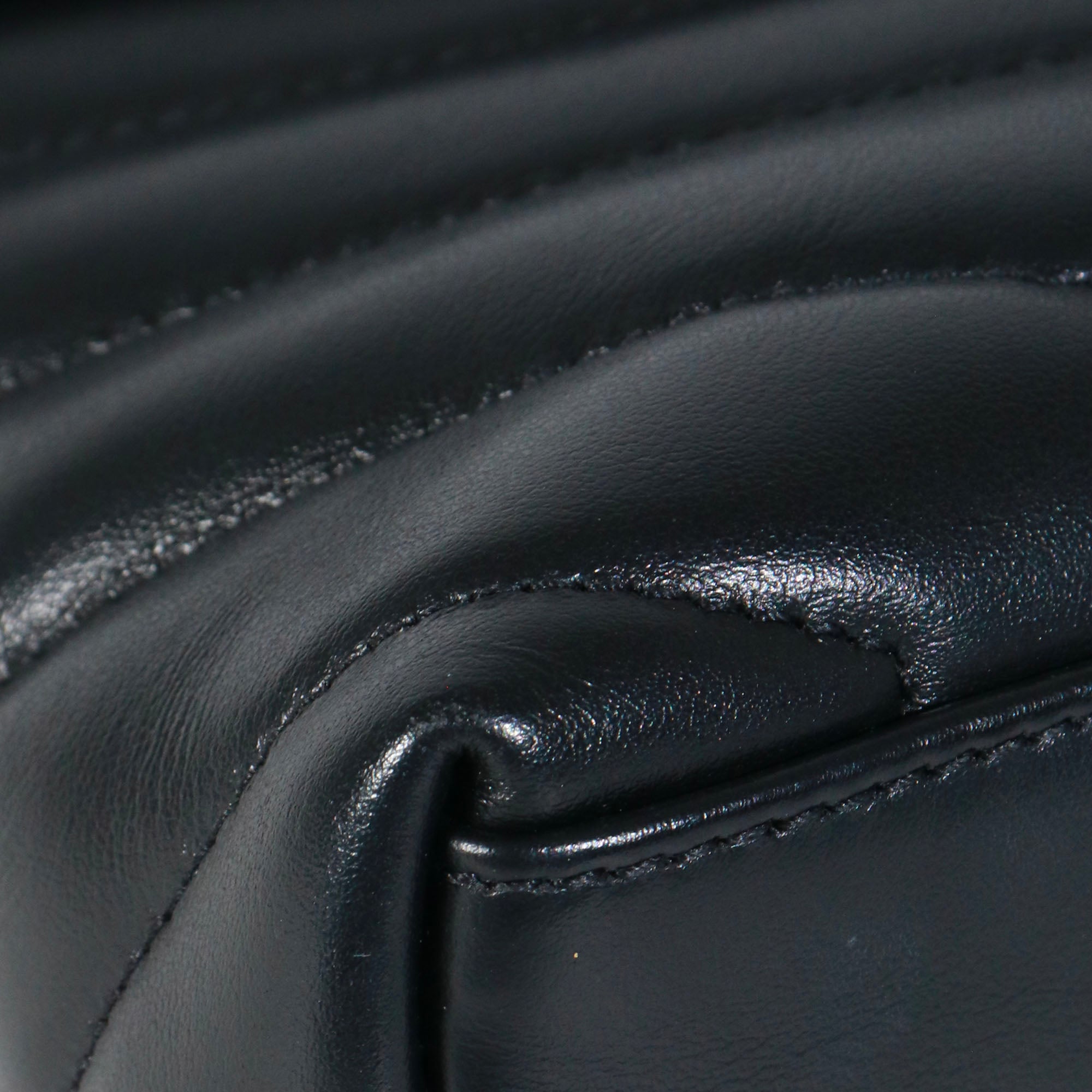SAINT LAURENT - Sac à bandoulière Loulou small Saint Laurent en cuir matelassé noir