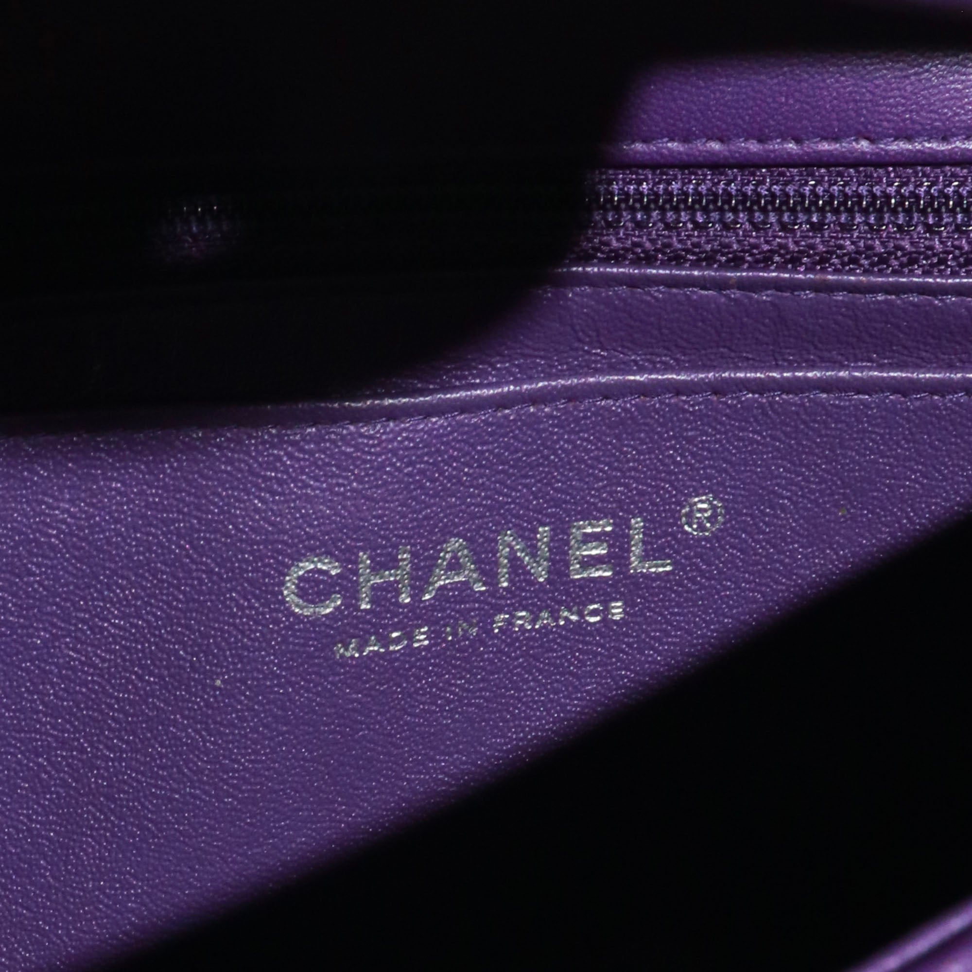 CHANEL - Sac à bandoulière Classique/Timeless Chanel mini rectangle en cuir violet