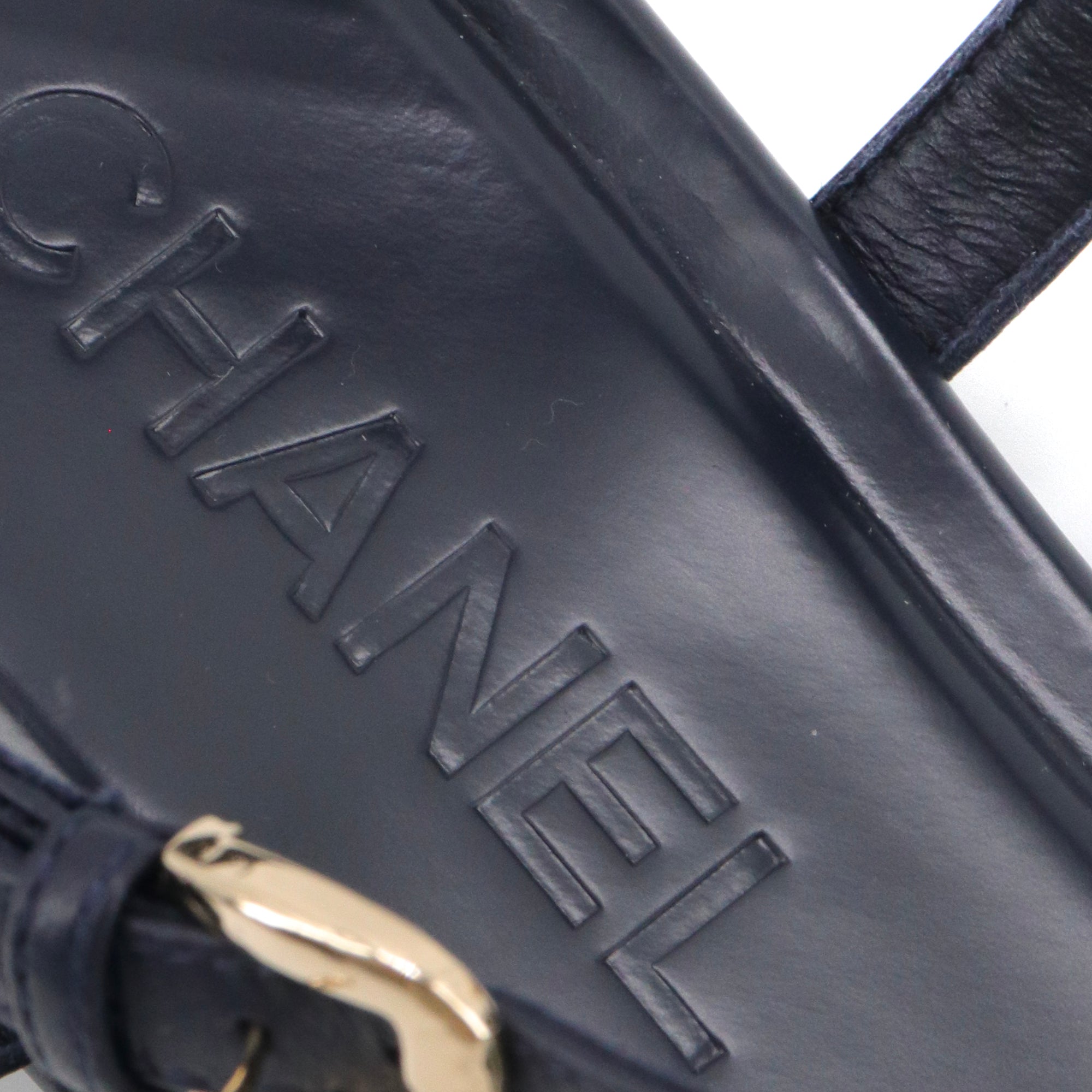 CHANEL - Sandales CC Chanel en cuir bleu marine (T37,5)
