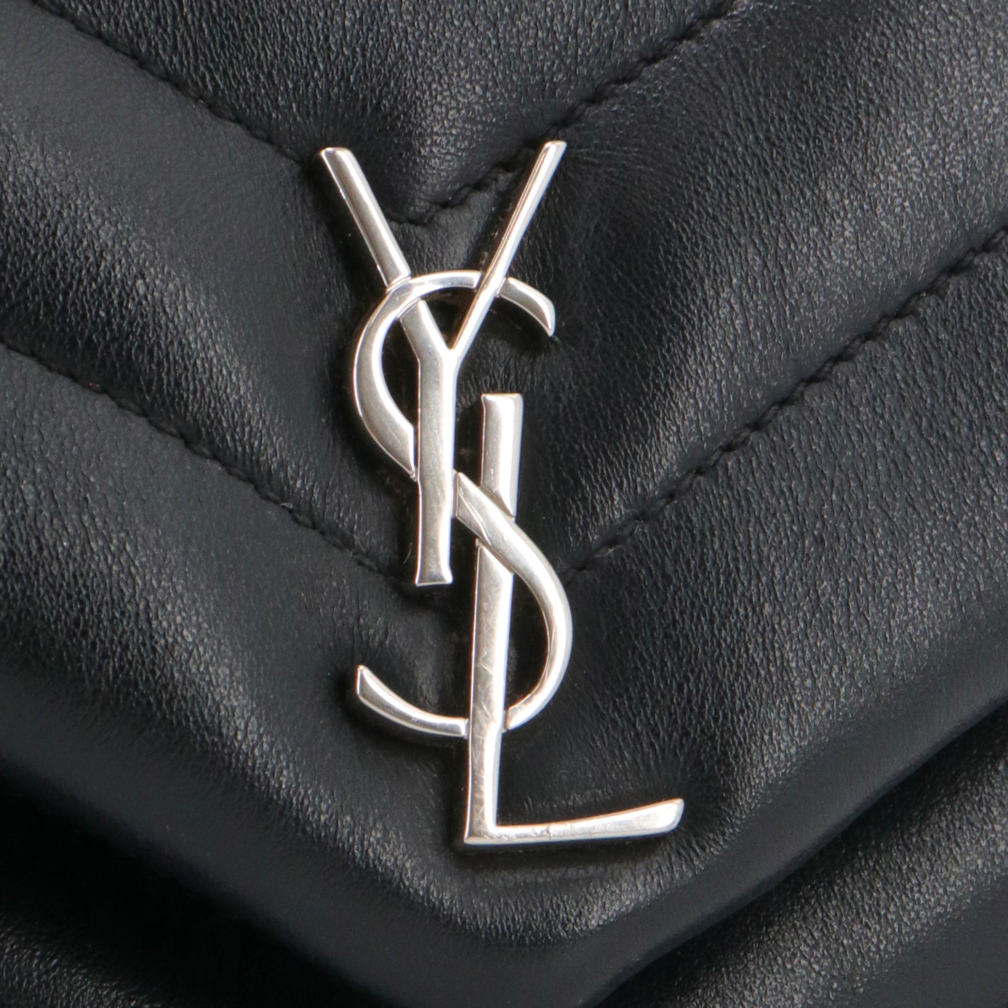 SAINT LAURENT - Sac à bandoulière Loulou Toy Saint Laurent en cuir chevron noir