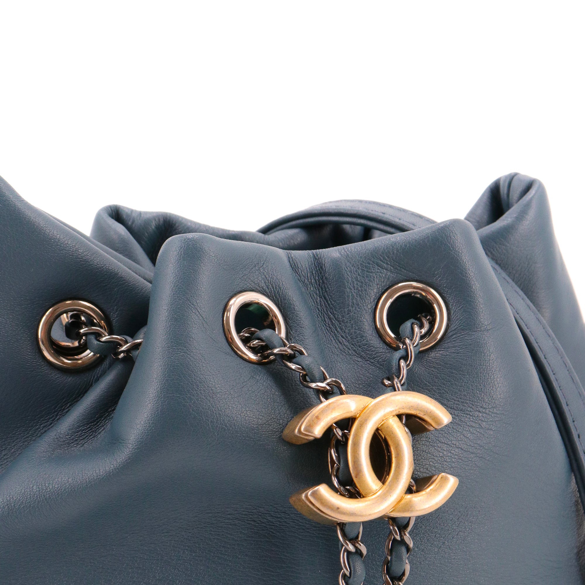 CHANEL - Sac à bandoulière Gabrielle Bucket Chanel en cuir lisse et exotique bleu