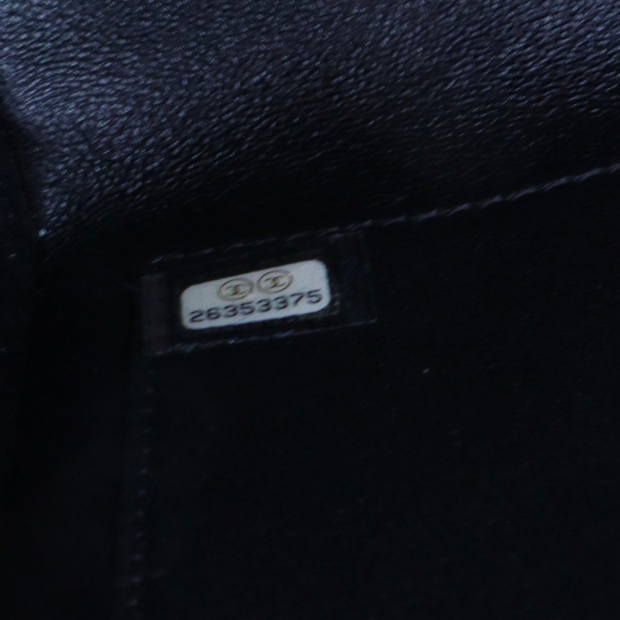 CHANEL - Sac à bandoulière Médaille Chanel en cuir chevron noir