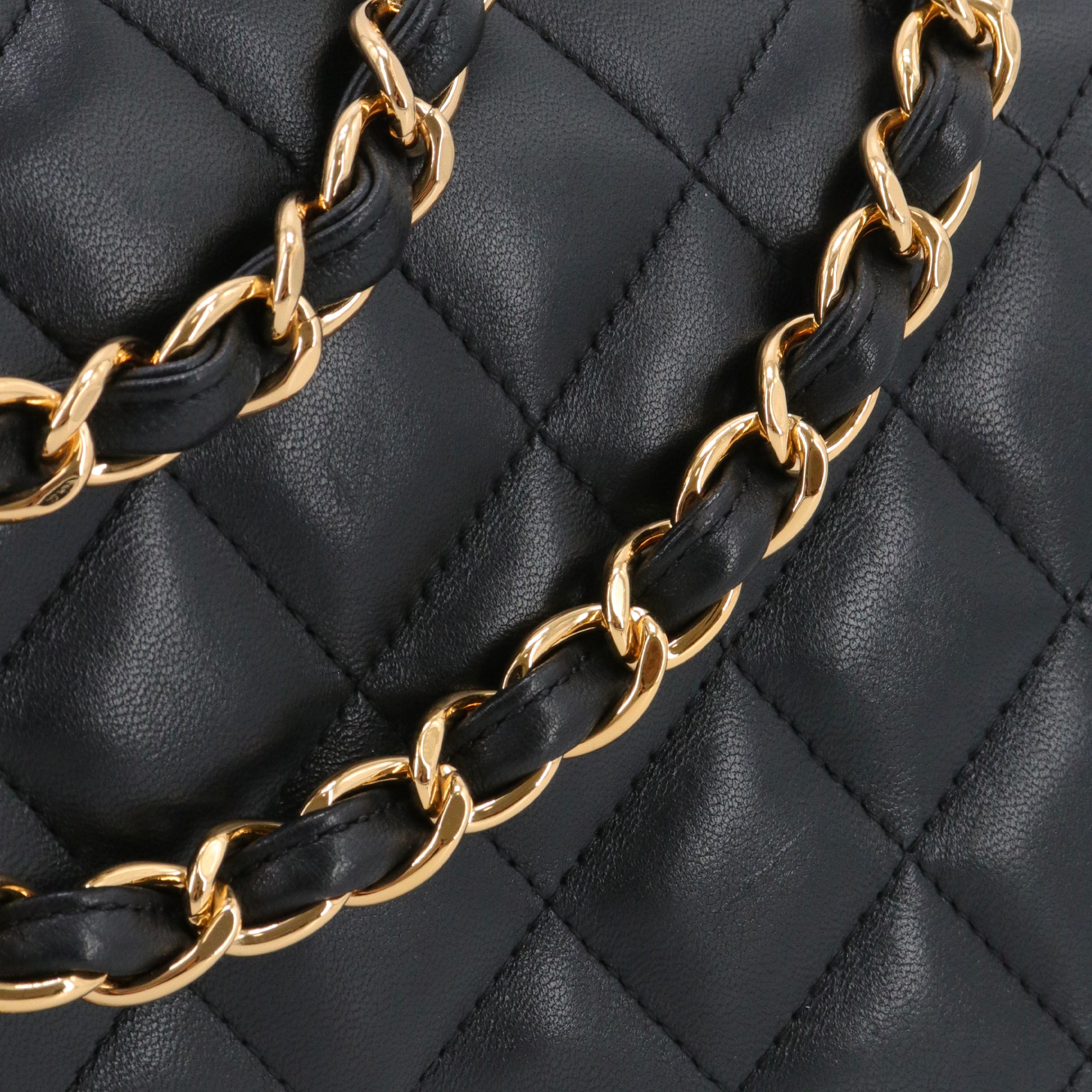 CHANEL - Sac à main Classique/Timeless Jumbo Chanel en cuir lisse noir