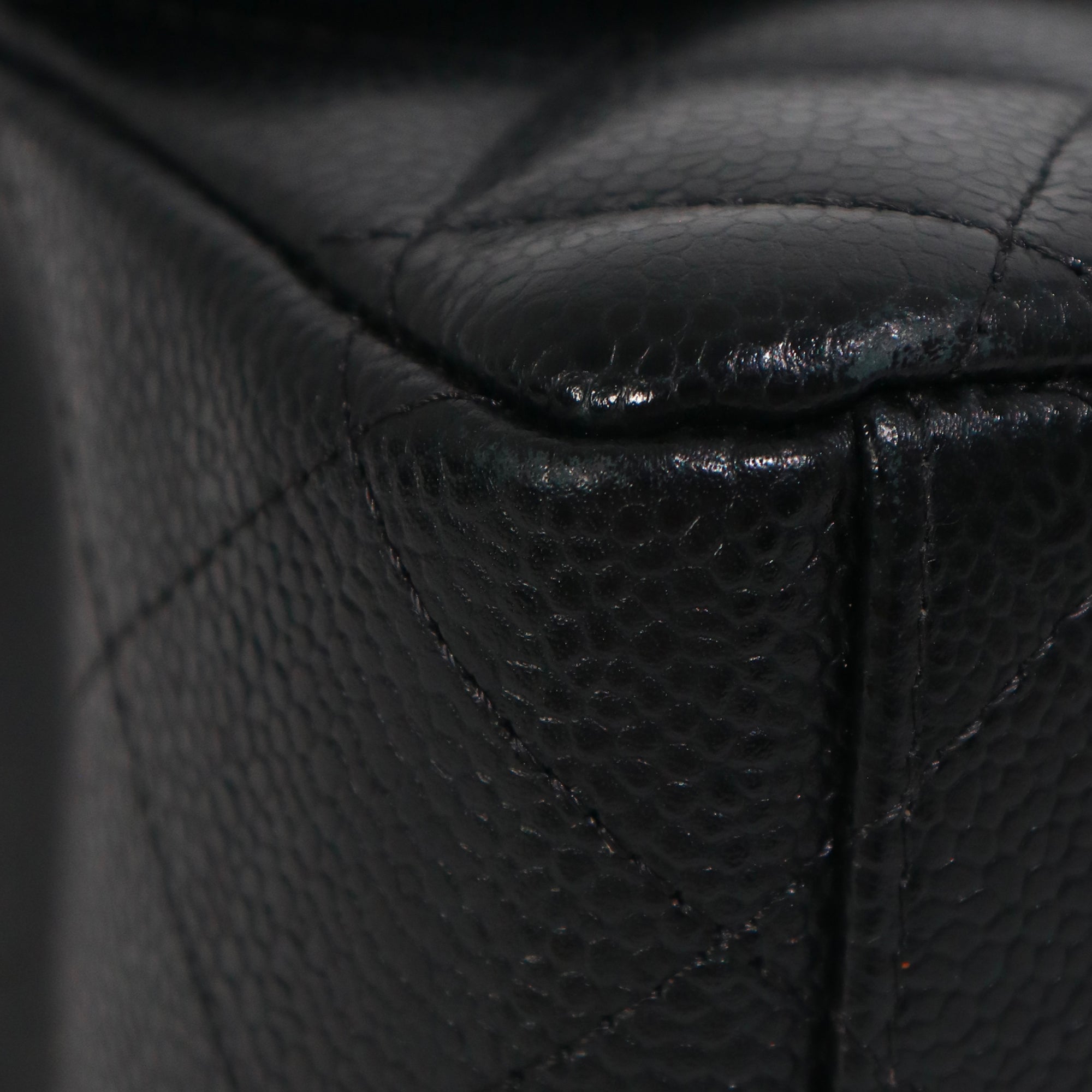 CHANEL - Sac à bandoulière Timeless Maxi Jumbo double flap en cuir caviar noir