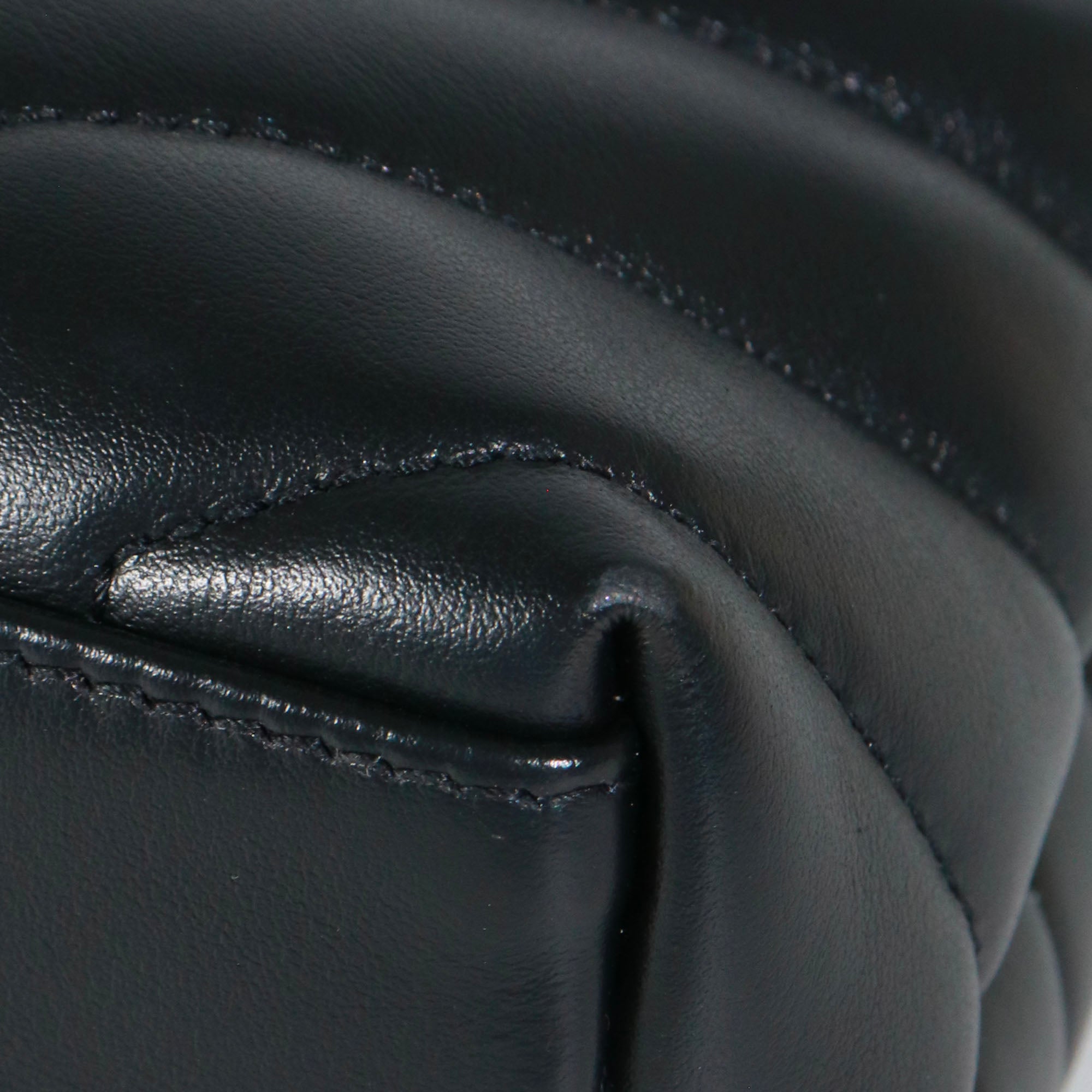 SAINT LAURENT - Sac à bandoulière Loulou small Saint Laurent en cuir matelassé noir