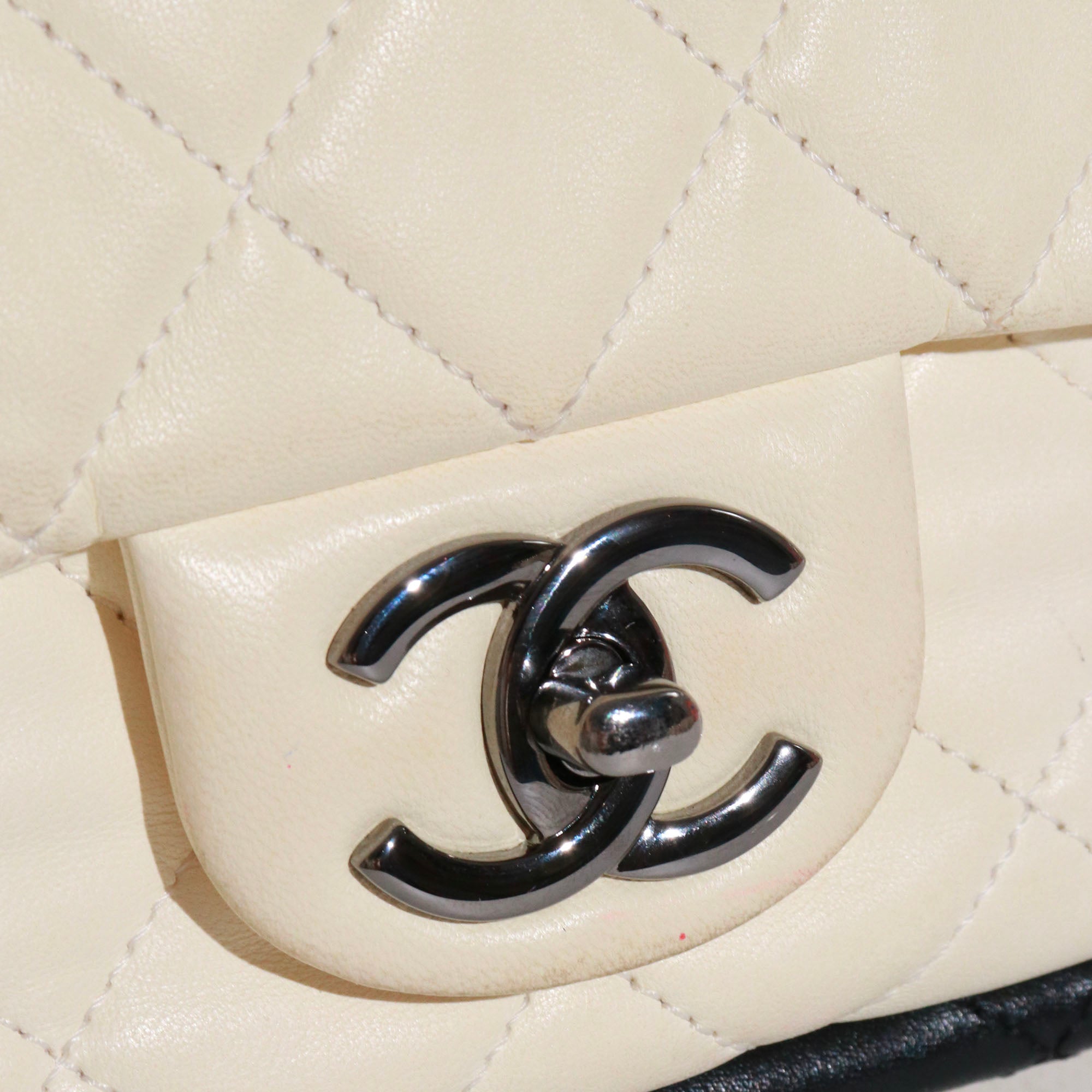 CHANEL - Sac à main Hula Hoop Chanel vintage en cuir blanc