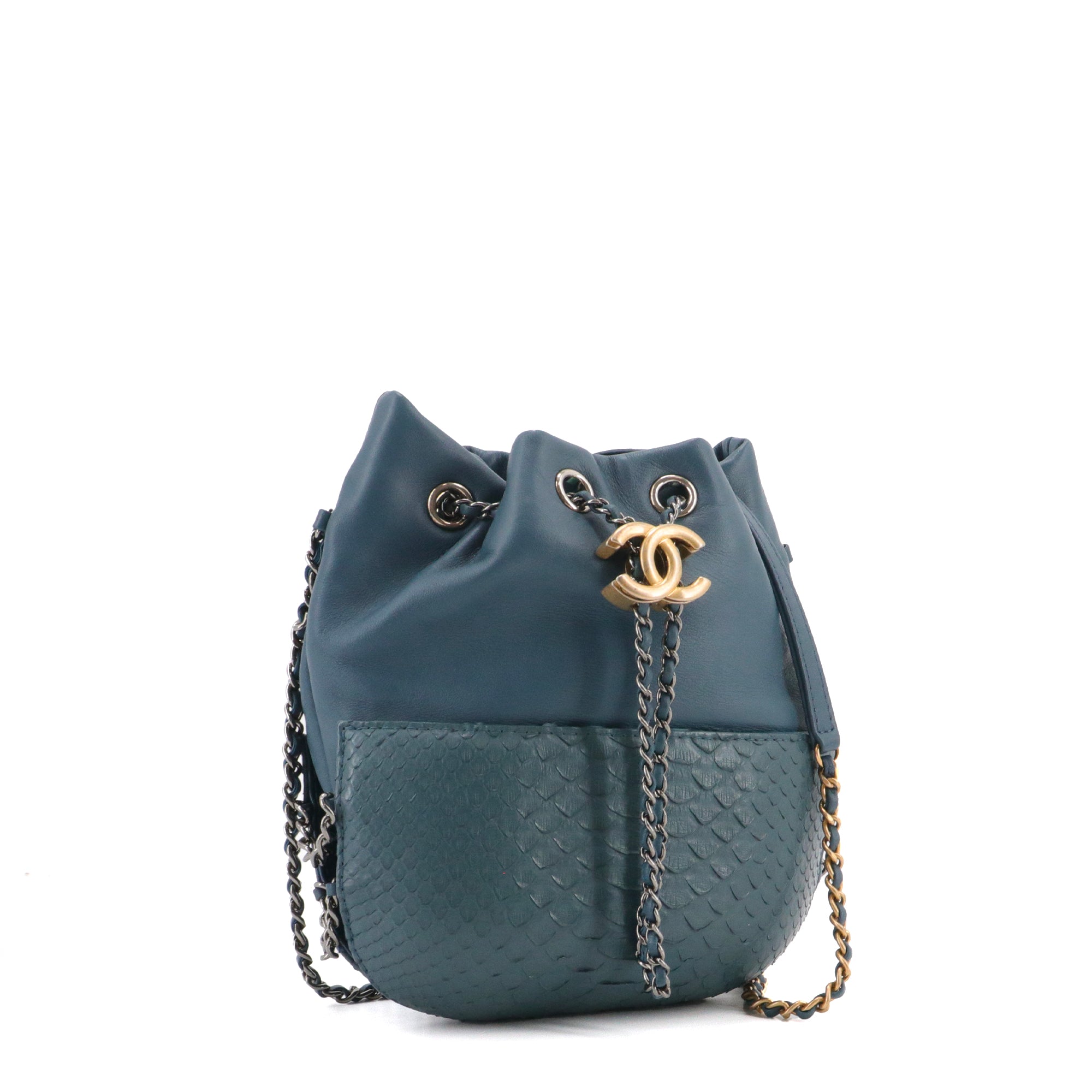 CHANEL - Sac à bandoulière Gabrielle Bucket Chanel en cuir lisse et exotique bleu