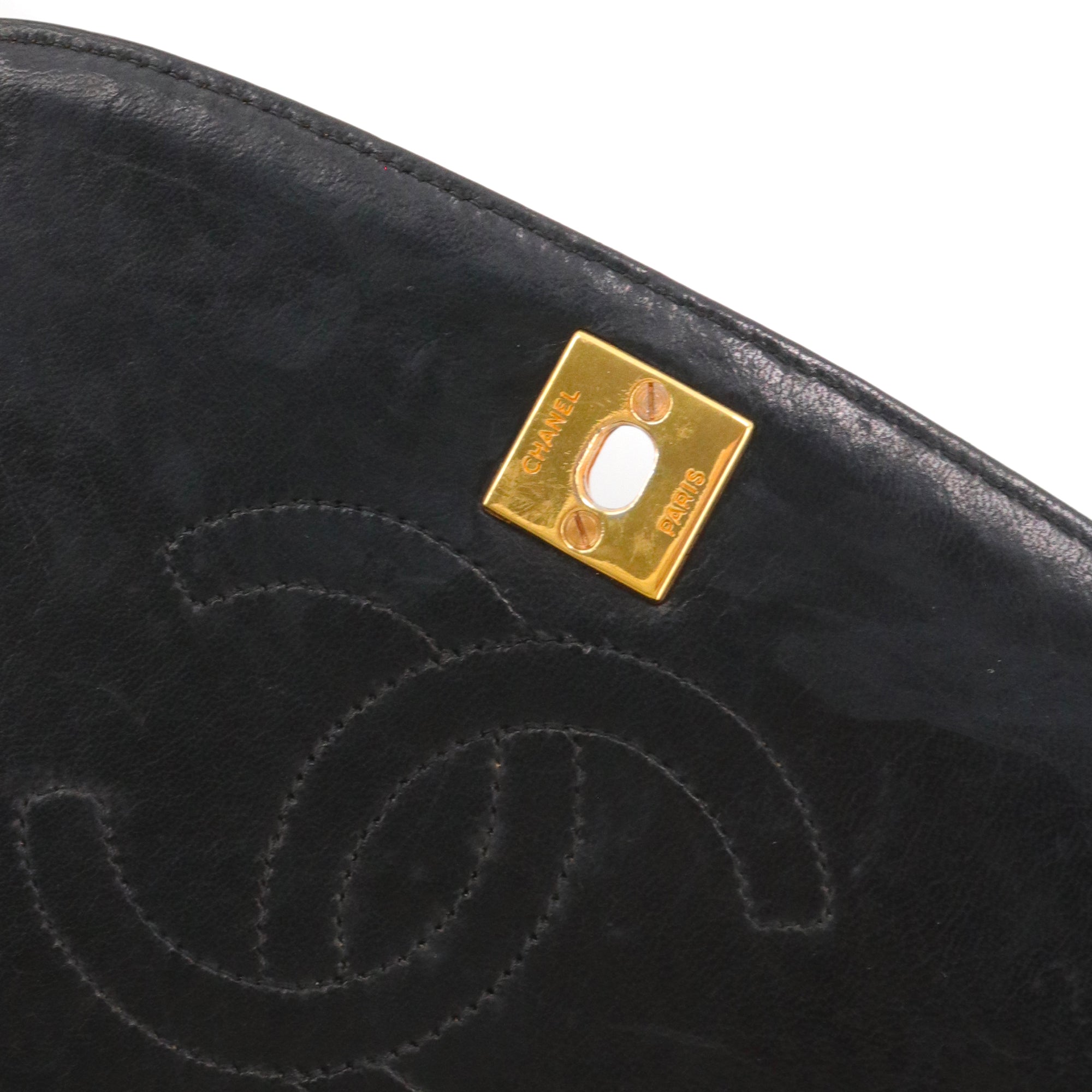 CHANEL - Sac à bandoulière Demi Lune Chanel en cuir noir vintage