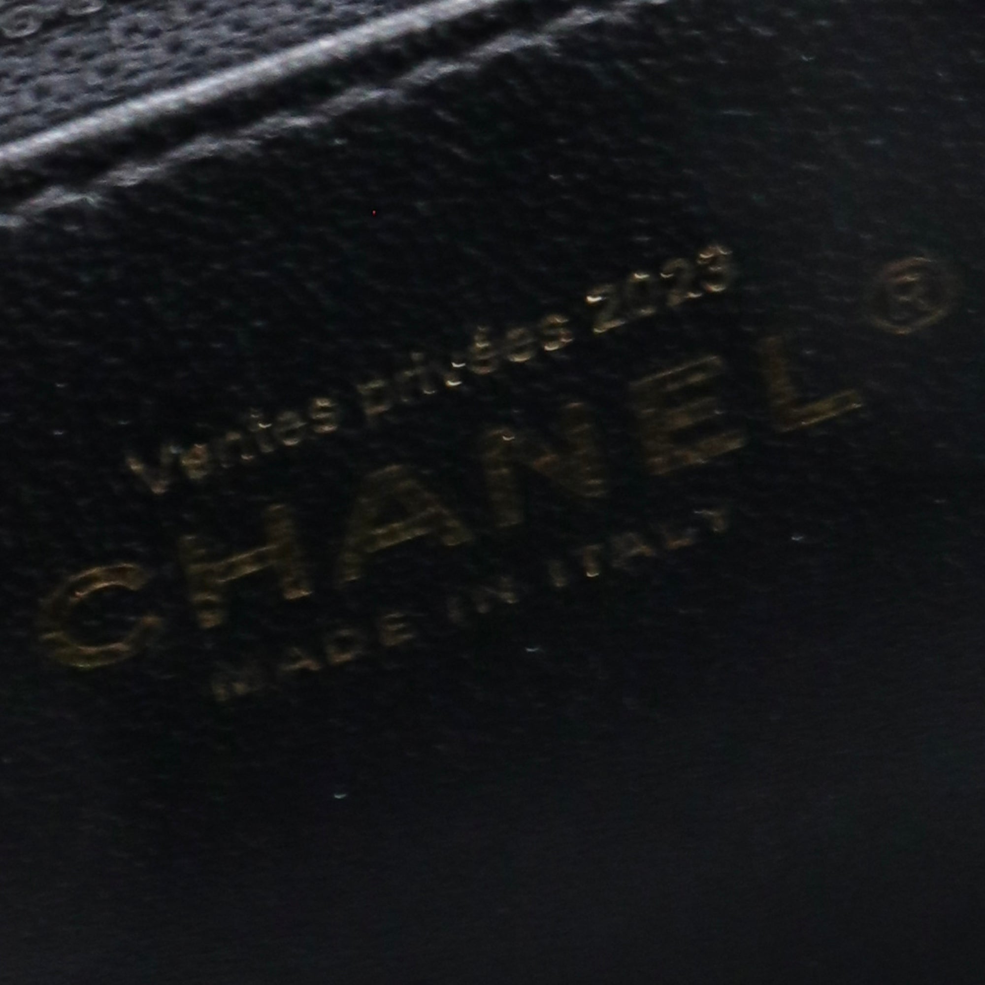 CHANEL - Sac à bandoulière Médaille Chanel en cuir chevron noir