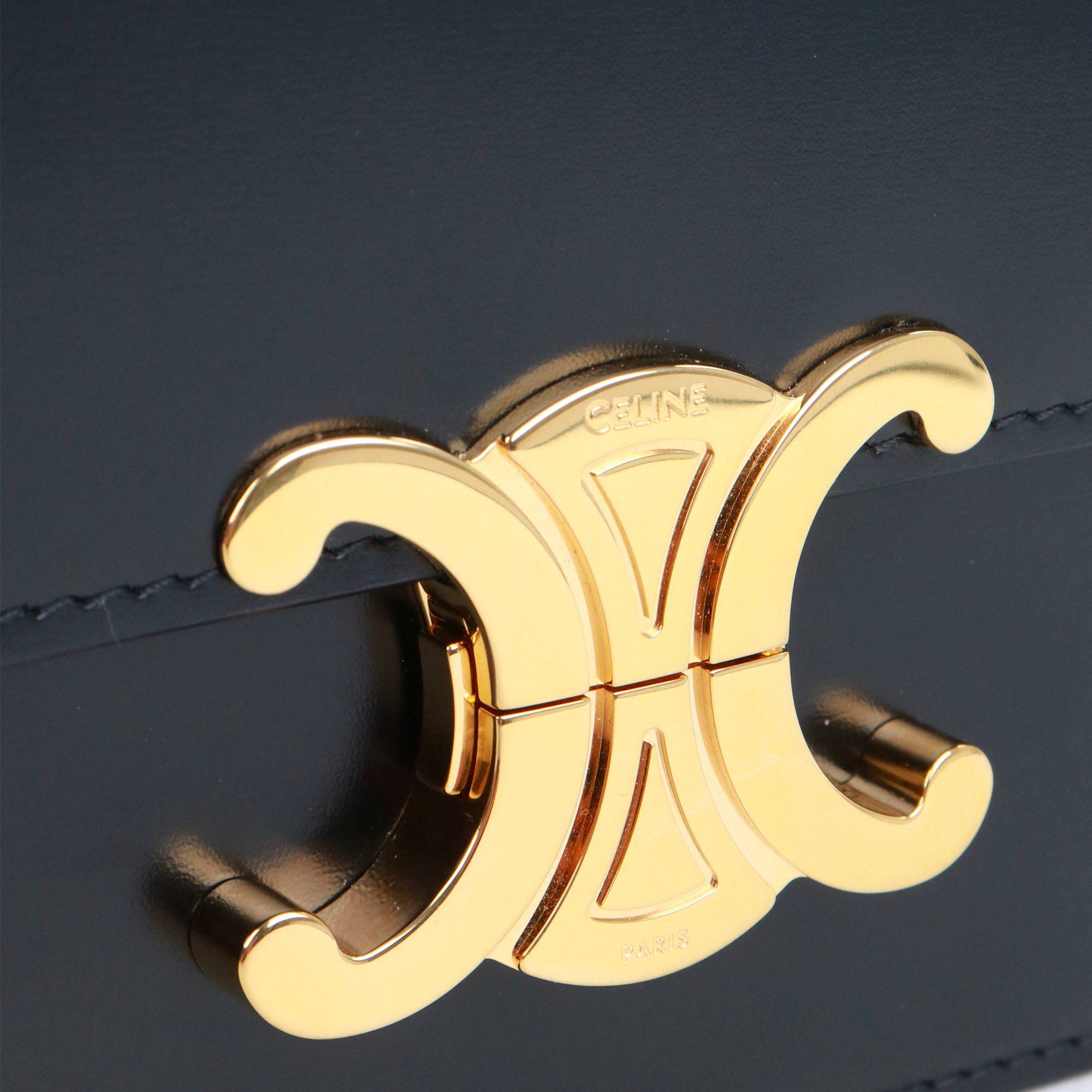 CELINE - Sac à bandoulière Triomphe teen Celine en cuir box noir