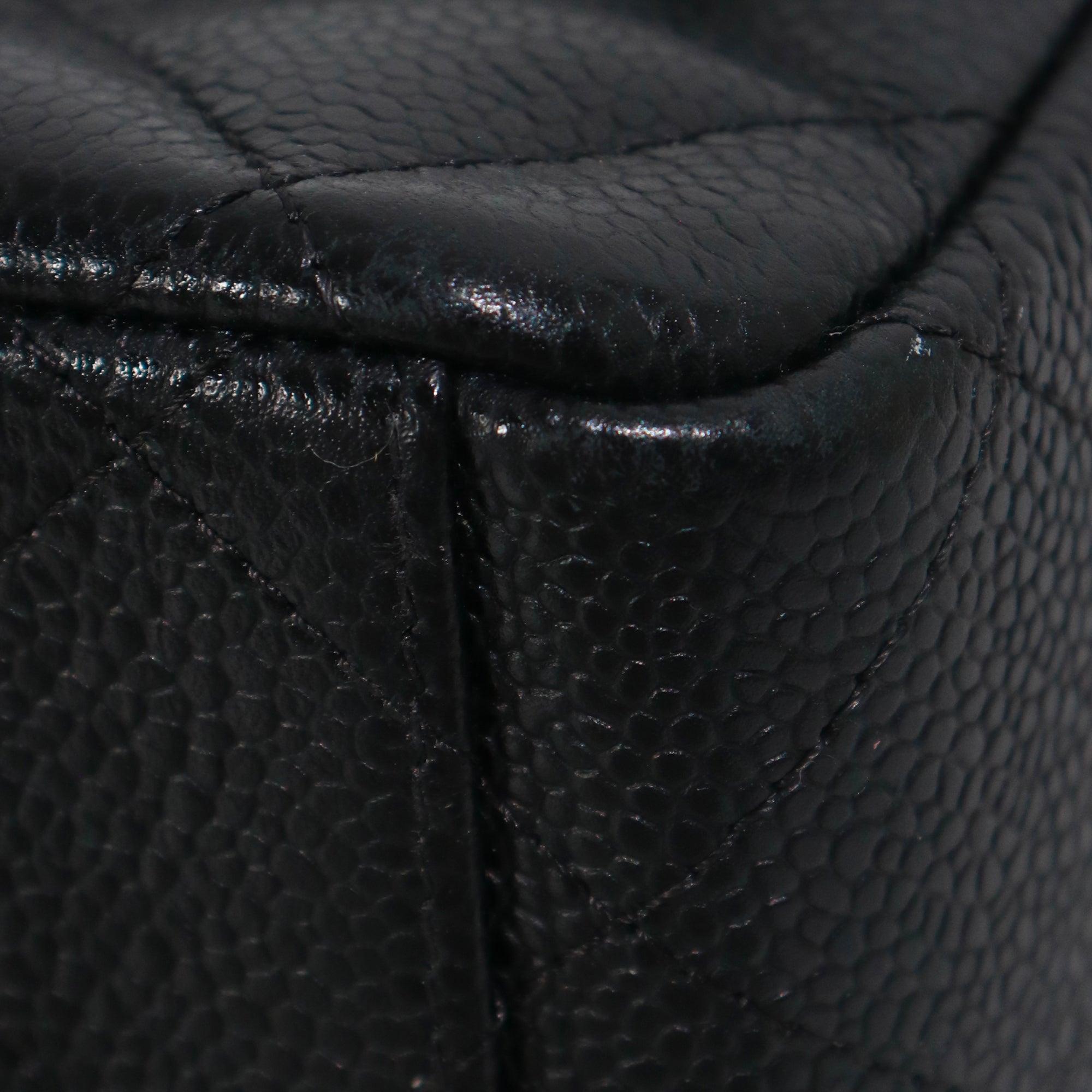 CHANEL - Sac à bandoulière Timeless Maxi Jumbo double flap en cuir caviar noir