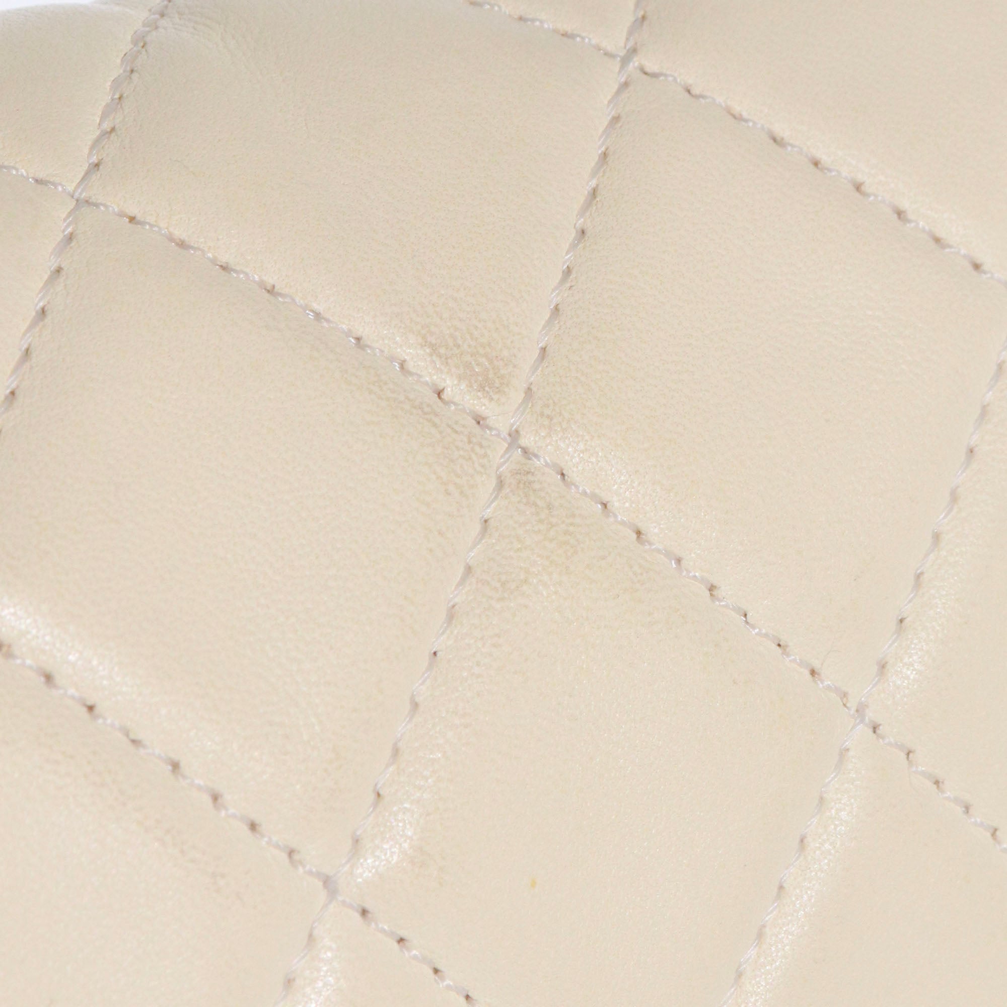 CHANEL - Sac à main Hula Hoop Chanel vintage en cuir blanc