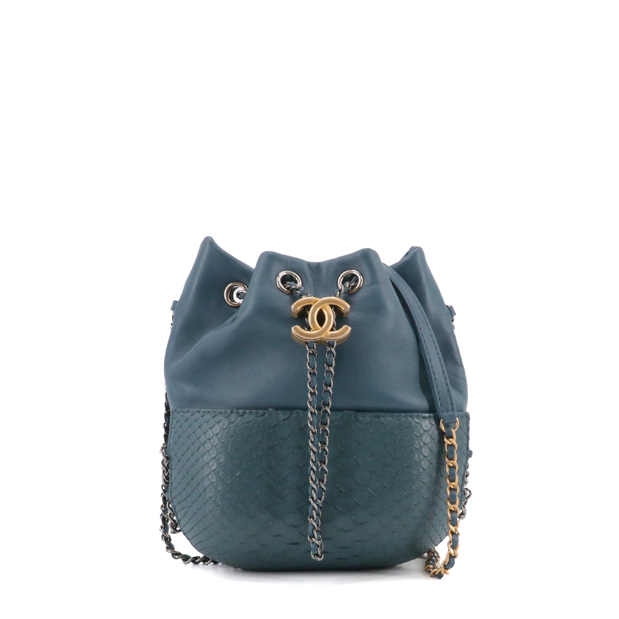CHANEL - Sac à bandoulière Gabrielle Bucket Chanel en cuir lisse et exotique bleu