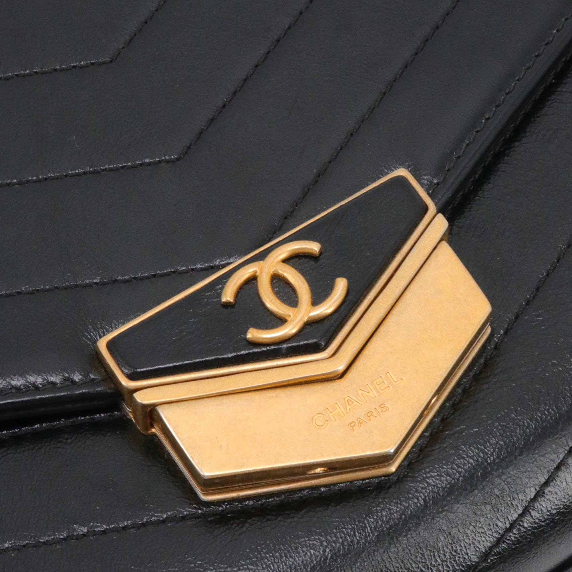 CHANEL - Sac à bandoulière Médaille Chanel en cuir chevron noir