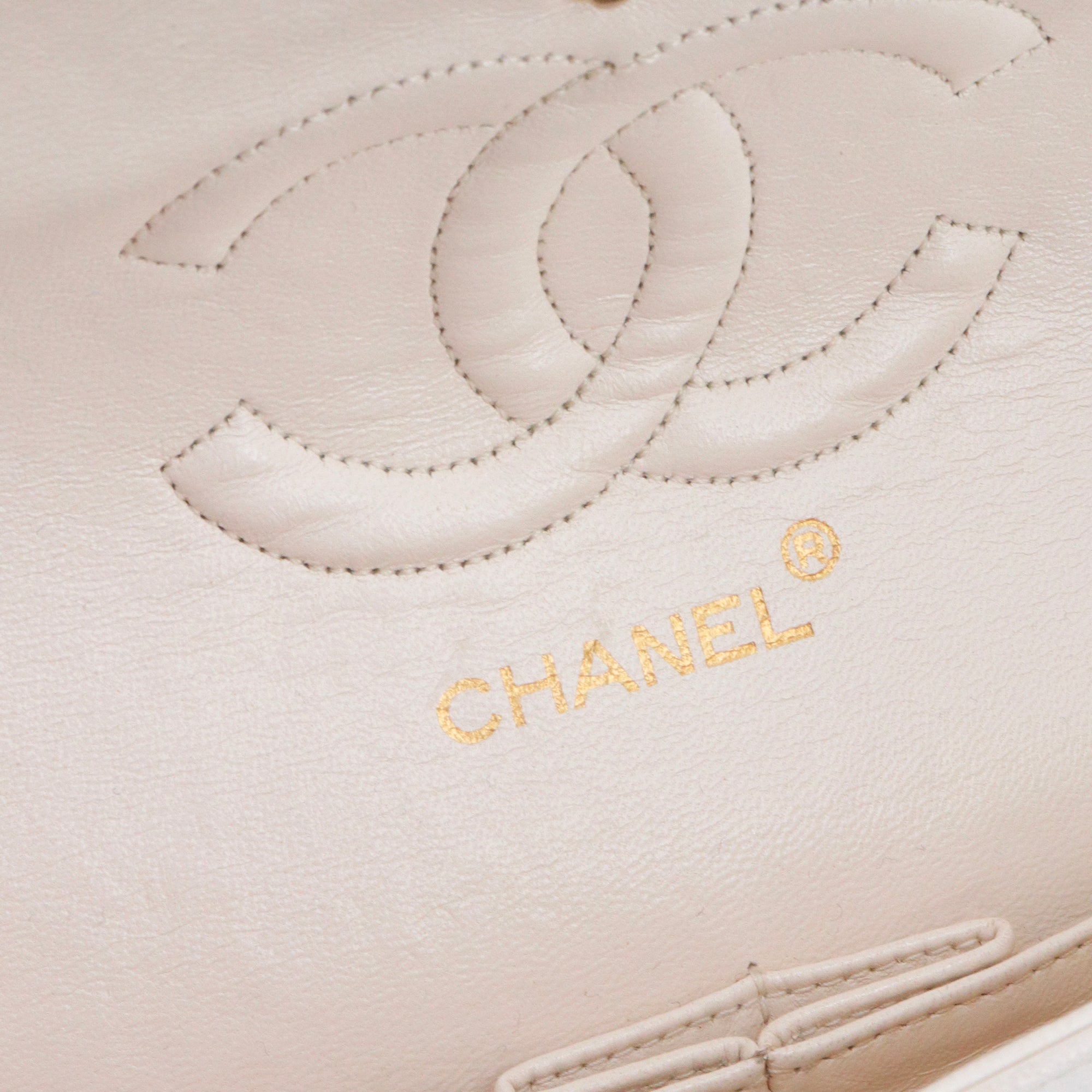 CHANEL - Sac à main Classique/Timeless 11.12 Chanel en cuir blanc vintage