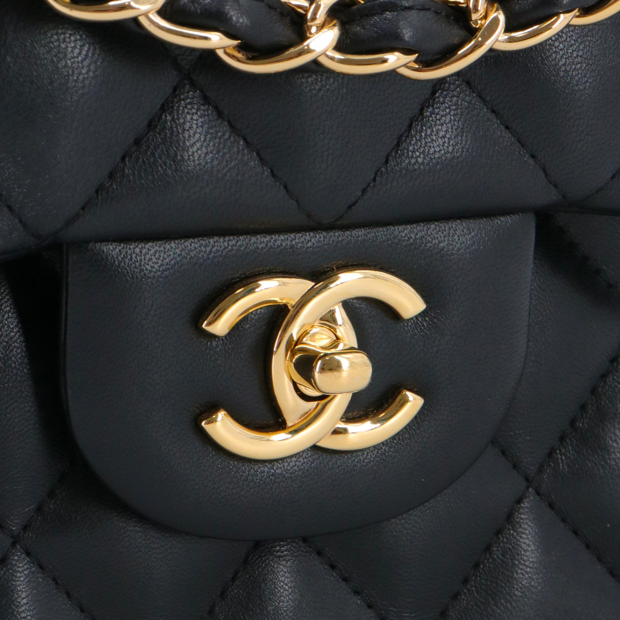 CHANEL - Sac à main Classique/Timeless Jumbo Chanel en cuir lisse noir