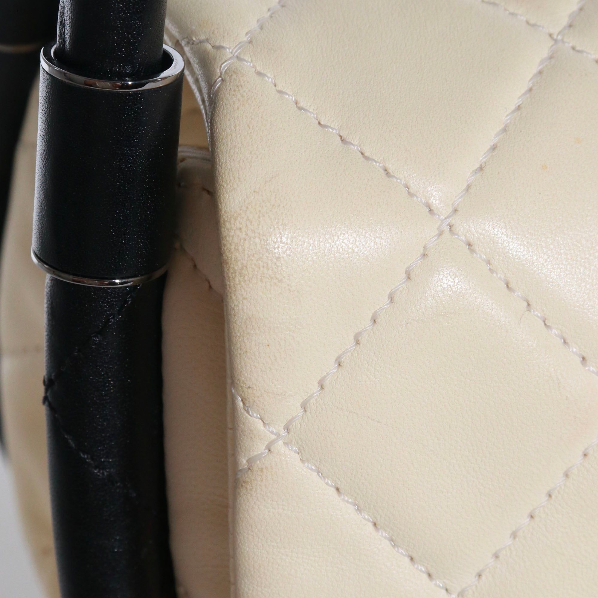 CHANEL - Sac à main Hula Hoop Chanel vintage en cuir blanc