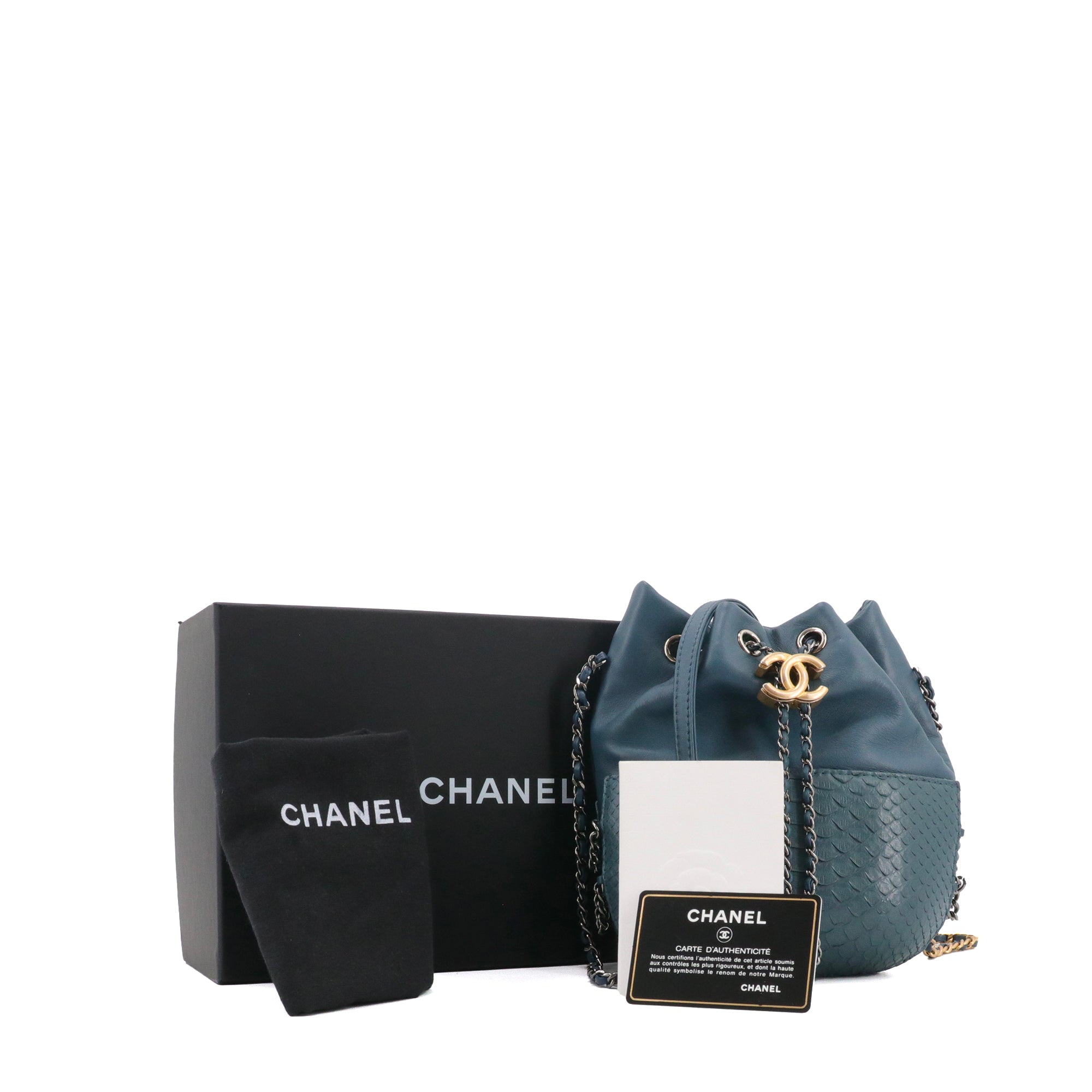 CHANEL - Sac à bandoulière Gabrielle Bucket Chanel en cuir lisse et exotique bleu